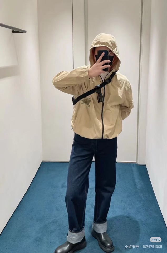 Burberry 巴宝莉轻薄款连帽夹克\n全锦纶面料，柔软舒适，轻防水功能\n激光烧边，绣花工艺\n版型