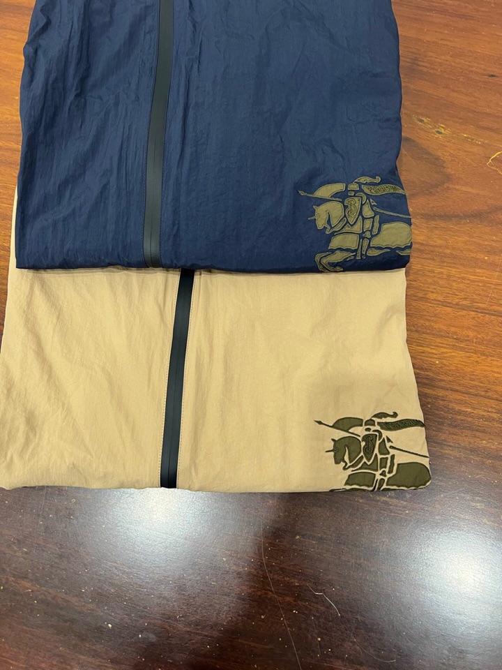 Burberry 巴宝莉轻薄款连帽夹克\n全锦纶面料，柔软舒适，轻防水功能\n激光烧边，绣花工艺\n版型