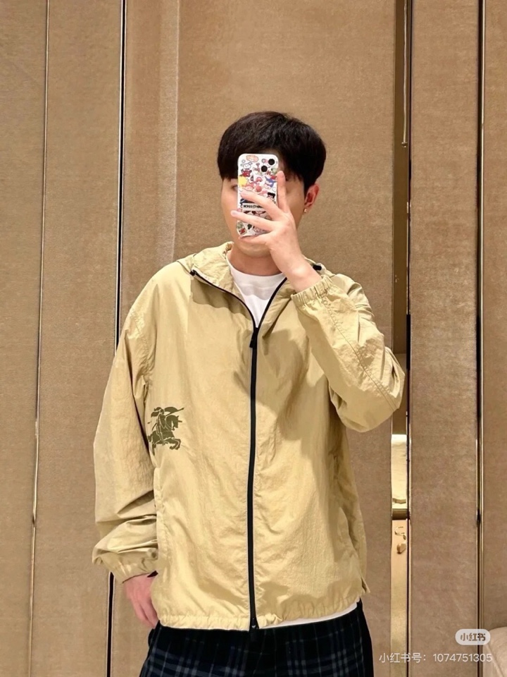 Burberry 巴宝莉轻薄款连帽夹克\n全锦纶面料，柔软舒适，轻防水功能\n激光烧边，绣花工艺\n版型