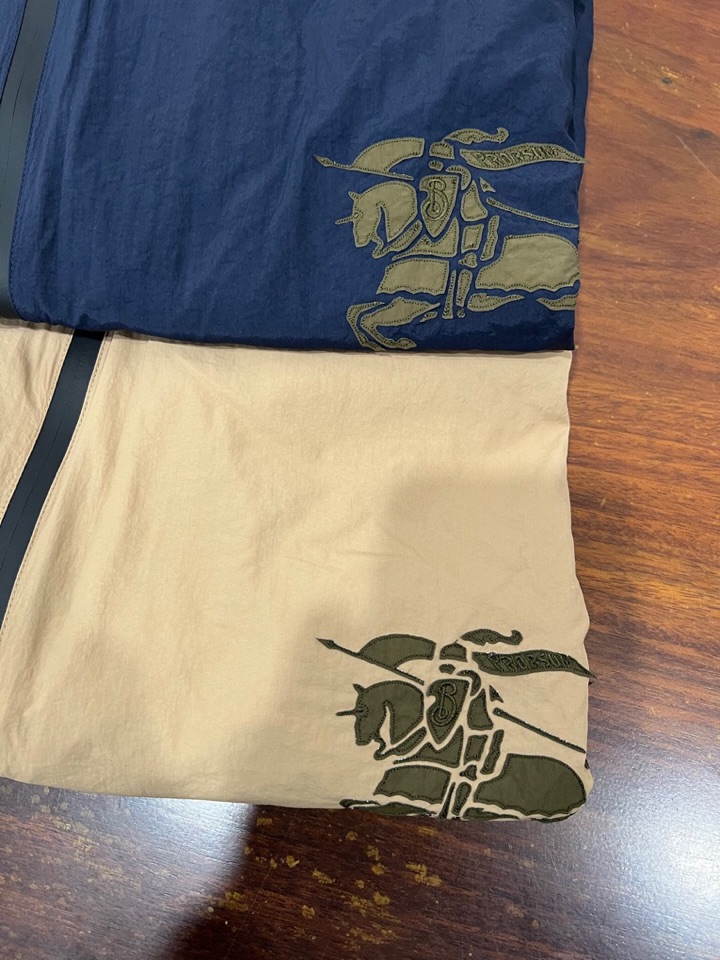 Burberry 巴宝莉轻薄款连帽夹克\n全锦纶面料，柔软舒适，轻防水功能\n激光烧边，绣花工艺\n版型