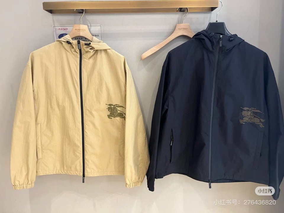Burberry 巴宝莉轻薄款连帽夹克\n全锦纶面料，柔软舒适，轻防水功能\n激光烧边，绣花工艺\n版型