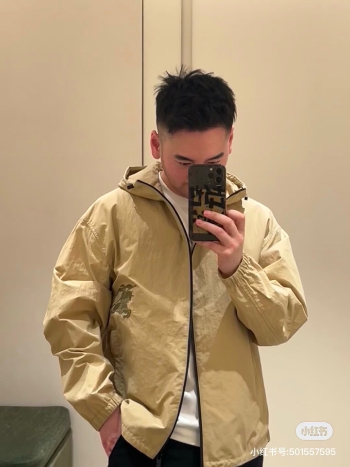 Burberry 巴宝莉轻薄款连帽夹克\n全锦纶面料，柔软舒适，轻防水功能\n激光烧边，绣花工艺\n版型