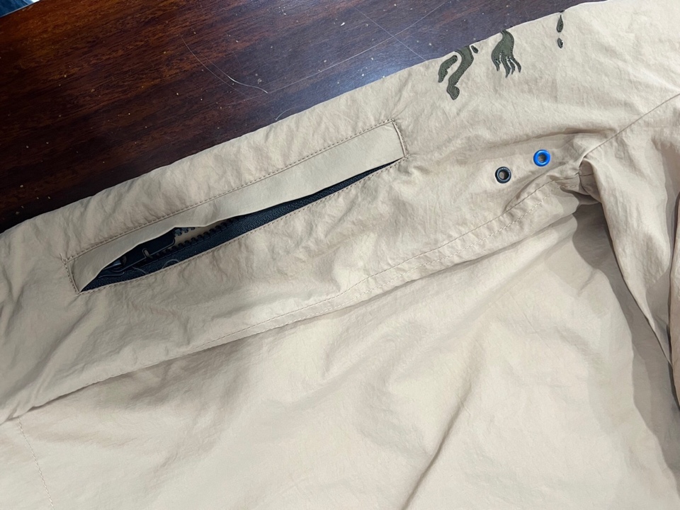 Burberry 巴宝莉轻薄款连帽夹克\n全锦纶面料，柔软舒适，轻防水功能\n激光烧边，绣花工艺\n版型