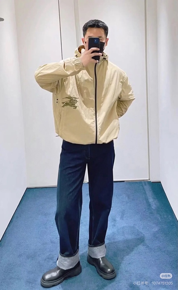 Burberry 巴宝莉轻薄款连帽夹克\n全锦纶面料，柔软舒适，轻防水功能\n激光烧边，绣花工艺\n版型