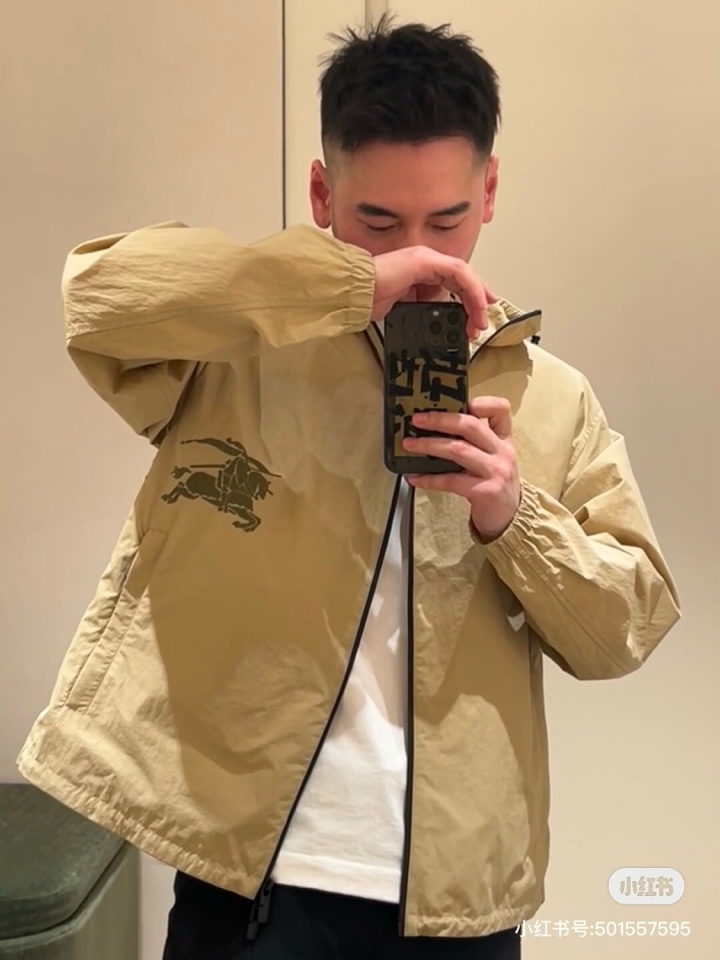 Burberry 巴宝莉轻薄款连帽夹克\n全锦纶面料，柔软舒适，轻防水功能\n激光烧边，绣花工艺\n版型
