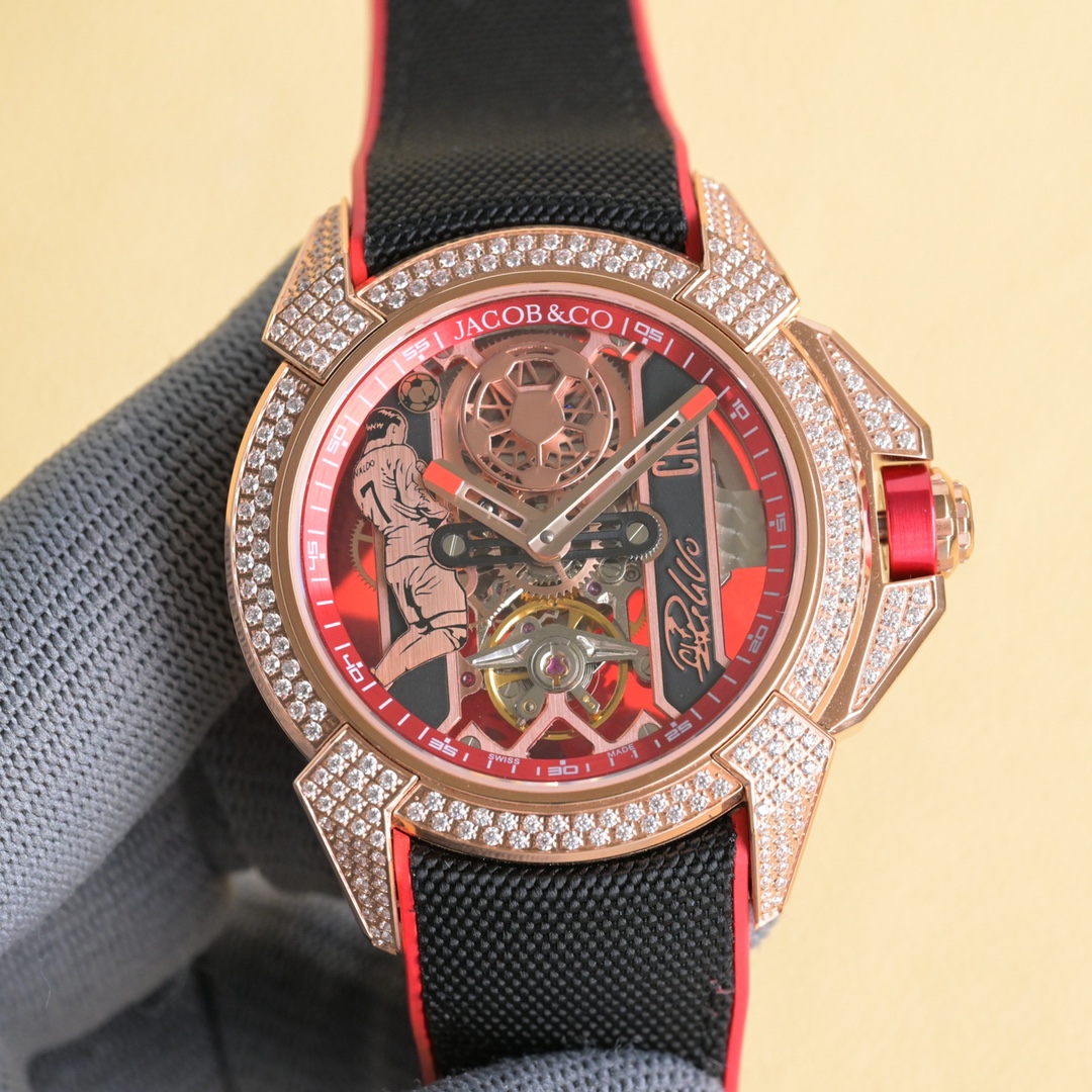 NO:340356,The new Jacob & Co., the first release of the new product of the Czech Leopard xCR7 Cristiano CR7, the co-branded custom limited edition Czech Leopard TW is exclusively launched to create the strongest 1:1 perfect replica, the parameters are synchronized with the genuine product. Size: 44mm 12.45mm uses a 316L stainless steel case, each angle is carefully polished, matched with the imported JR2301 fully automatic mechanical movement, wear-resistant and durable sapphire glass mirror, imported fluoroelastic strap, 316L stainless steel pin buckle, the hollow dial adopts complex engraving technology, making the dial more three-dimensional. The classic movement of the Ronaldo wearing the No. 7 jersey, highly highlights the special features of the joint model, and the autograph on the right also uses multiple layers of complex craftsmanship to make this watch exquisitely present in front of you!  ,,jacob & co19860909白 金 钻50 TW新品首发Jacob & Co 捷克豹xCR7 C罗CR7联名定制限量版捷克豹TW独家首发打造最强1:1完美复刻,参数与正品同步 尺寸:44mm 12.45mm采用316L精钢表壳,每一个角度都是精心打磨而成,搭配进口JR2301全自动机械机芯,耐磨耐用蓝宝石玻璃镜面,进口氟橡胶表带,316L精钢针扣,镂空的表盘采用复杂的雕刻工艺,让表盘更加凸显立体感,左侧为穿着7号球衣的C罗名场面的经典动作,高度彰显了联名款的特别之处、右侧的亲笔签名也采用多层复杂工艺让这款腕表精致的呈现在你面前！,,jacob & co,Watch