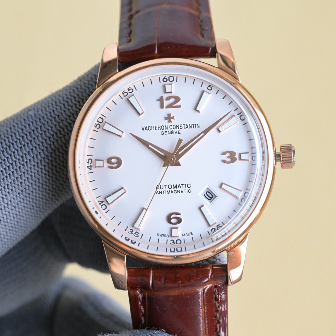 NO:340375,White shell, gold shell Vacheron Constantin Longitudinal Four Seas series watch upgraded version The watch is equipped with original. It makes the watch look thinner, the frequency is 28,800 times per hour to improve the four angle curves of the case. The dial color curve is more in line with the dial, the dial is polished more delicately, the market's latest pot cover glass material, super strong 3D three-dimensional sense, ultra-thin craftsmanship, 41mm diameter, the overall closer to the counter and Italian cowhide to make the wrist fit and comfortable!  The Vacheron Constantin inheritance series produced by the major manufacturers integrates Vacheron Constantin's most unique DNA and is a symbol of Vacheron Constantin's ultimate elegance, which fully reflects the purest tradition of the high-end watchmaking industry!  Suitable for all kinds of business occasions, simple, refined and elegant, exquisite and exquisite reproduction, please enjoy it!  Welcome to reprint!  ,vacheron,cowhide19860909白壳,金壳 江诗丹顿纵横四海系列腕表升级版该表搭载由原装.让表更显纤薄,频率为每小时振动28,800次对表壳的四个角弧度进行改善,表盘颜色弧度更契合,表盘打磨更细腻,市场独家最新锅盖玻璃材质,超强的3D立体感,超薄工艺,直径41mm,整体更贴近专柜搭配意大利牛皮让手腕更贴合舒适！大厂出品的江诗丹顿的传承系列融汇了江诗丹顿最独特的DNA,是江诗丹顿极致优雅的象征充分体现了高级制表业最纯粹的传统！适合各种商务场合,简敛精致不失优雅精品复刻,敬请品鉴！欢迎转载！,,vacheron,cowhide,Watch