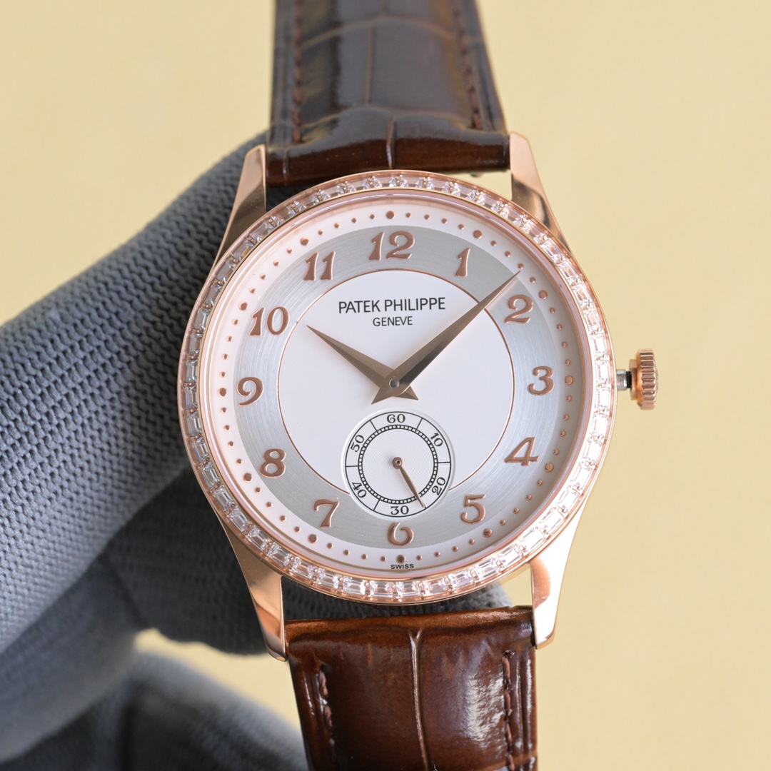 NO:340391,White Gold Diamond 50 [Latest Production of TW in the Year] Patek Philippe's highest-version watch in the market!  The TW watchmaker team took 8 months to carefully design, dared to be the first, broke through the multi-layer technical bottleneck, and strived for perfection!  [Case] ​​The market's exclusive latest pot cover glass material, the dial is simple and extraordinary, the 12 scales are integrated with glass, the exclusive full diamond case has a super 3D three-dimensional feeling, ultra-thin craftsmanship, and a diameter of 40mm. [Movement] The watch uses the original 9015 movement, with a frequency of 28,800 times per hour, and zero rework quality. [Watch buckle] style with Italian cowhide makes the wrist fit and comfortable, and the watch buckle is engraved with a classic logo, which is generous and classy. No one really owns Patek Philippe, but it is just kept for the next generation.,, patek philippe, cowhide19860909白 金 钻50【 TW 年最新出品】百达翡丽 市场最高版本腕表！TW制表师团队历时8个月精心设计,敢为人先,突破多层技术瓶颈,力求完美！【表壳】市场独家最新锅盖玻璃材质,表盘简而不凡,12个刻度与玻璃融为一体,独家的满钻表壳,具有超强3D立体感,超薄工艺,直径40mm.【机芯】腕表采用原装9015机芯,每小时振频28800次,零返修质量.【表带扣】款式搭配意大利牛皮让手腕更贴合舒适,腕表表扣上面刻有经典标志,大方富有档次. 没有人真正拥有百达翡丽,只不过为下一代保管而已.,,patek philippe,cowhide,Watch