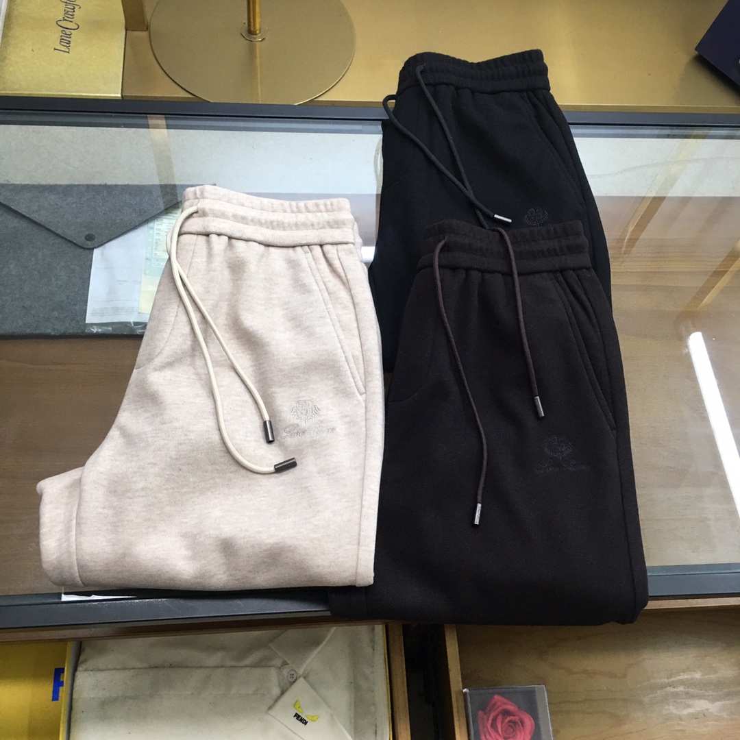 NO:546191,New counter product [LP] 25 autumn and winter new Loro pi*na wool blend casual pants, high-end elite men must have minimalist urban cashmere straight trousers. Rare orders from the same channel in Italy, wool items from the top luxury brand LP, with first-class skin-friendly and warm-up effect. The minimalist trousers and straight casual style are perfectly matched!  Showing the brand's luxurious temperament, a must-have for urban handsome men!  LP, the top luxury brand with a long history and noble luxury from Italy, has been pursuing excellent quality and handicrafts for the past hundred years. The LP products are the best choice in any aspect. They must have styles, effect on the upper body, tailoring, design and design, and they are lasting. The aristocratic aura of the upper body cannot be replaced and they are very classy!  The top-grade cashmere blended texture and embroidered logo on the front and back sides show the unique charm of the brand. The overall feel of wool is extremely comfortable, with high-end skin-friendly effect, perfectly meeting the needs of various outfits. It is extremely extraordinary, and the grade and charm are extremely outstanding and eye-catching. The craftsmanship can accurately combine it with the material, which can better demonstrate the brand's grade and fashionable temperament!  Size M-3XL Color Black Khaki Deep Coffee M Waist 72-82 Hip circumference 108 Pants Length 103 L Waist circumference 76-86 Hip circumference 112 Pants Length 104 XL Waist circumference 80-90 Hip circumference 116 Pants Length 105 2XL Waist circumference 84-94 Hip circumference 120 Pants Length 106 3XL Waist circumference 88-98 Pants Length 124 Pants Length 107 Size Recommended sizes: M size within 130 catties, L size 130-145 catties, XL size 145-160 catties, XL size 160-175 catties, 2XL size 175-185 catties, 3XL size, ,loro piana, loro piana, alexander wang19860909专柜新品【LP】 25秋冬新款Loro pi*na羊毛混纺休闲裤,高端精英男士必备极简都市羊绒直筒长裤.意大利同渠道稀有订单,精英级顶奢品牌LP的羊毛单品,亲肤保暖效果一流.极简的裤身与直筒休闲造型,完美的搭配神器！呈现出品牌的奢华气质范儿,都市型男必备！ 来自意大利历史悠久尊贵奢华的顶奢品牌LP,在过去一百年来Loro Piana一直追求卓越的质量和手工.LP的东西无论是哪个方面都是最好的选择,要款式有款式,要上身效果有效果,要剪裁有剪裁,要设计有设计,而且经久不衰,上身的贵族气场无法替代,并且很有档次！ 顶级羊绒混纺质地,正反面刺绣标识,很好的展现出品牌独特魅力.羊毛带来的整体触感极为舒适,亲肤效果高级,完美的符合各种穿搭的所需.极为非凡,档次与魅力更是极为的出色亮眼,工艺能将其与材质精密结合,更能够彰显出品牌的档次与时髦气质所在！尺码M-3XL 颜色黑色 卡其 深咖 M码 腰围72-82 臀围108 裤长103 L码 腰围76-86 臀围112 裤长104 XL码腰围80-90 臀围116 裤长105 2XL码 腰围84-94 臀围120 裤长106 3XL码 腰围88-98 臀围124 裤长107 尺码推荐 130斤以内穿M码,130-145斤穿L码,145-160斤穿XL码,160-175斤穿2XL码,175-185斤穿3XL码,,loro piana,loro piana,alexander wang,Men's clothing