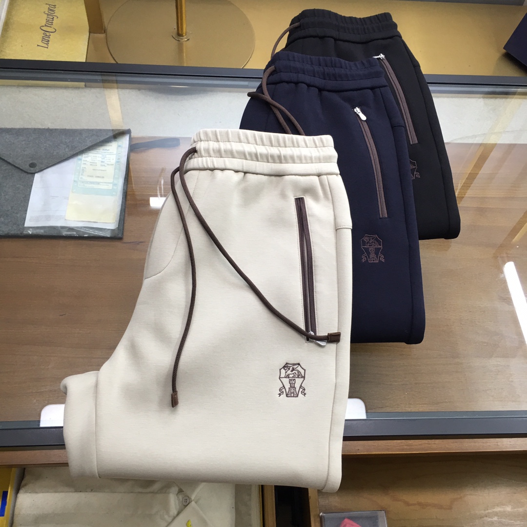 NO:546196,New counter product [BC] 25 autumn and winter new BC classic embroidered logo business casual trousers, versatile iron-free air-layer casual trousers for men. Shared by top domestic sales channels, Italian top luxury brand Brunello Cuci*elli, is known as a low-key and luxurious 'real luxury in the clothing industry'. The minimalist and atmospheric design presents the brand's luxury temperament style, a must-have for urban handsome men!  All BC clothing uses the top-notch fabrics in the clothing industry today, and the unique traditional handicrafts in Italy make the brand known as 'the real luxury in the clothing industry'. Each piece of clothing will be checked at least 6 times inside and outside before it is released to ensure that all quality can reach the level of Brunello Cuci*elli. BC’s things are undoubtedly the best choice in any aspect. They must have styles, the upper body effect, tailoring, design and design, and they are lasting. The aristocratic aura of the upper body cannot be replaced and they are very classy!  The iconic embroidery logo is embellished without too much modification, and the texture is extremely perfect. It uses high-needle and high-density air-layer fabric, which has a perfect touch and a perfect touch. It is super comfortable and pleasant to wear with close body. The texture distinguishes the space cotton fabric, and the overall wiring workmanship is very clear and meticulous!  A high-end fashion product that can be distinguished by the naked eye!  Size M-3XL Color Black Apricot Navy Blue M Waist 72-82 Hip circumference 108 Trouser length 102 L Waist circumference 76-86 Hip circumference 112 Trouser length 103 XL Waist circumference 80-90 Hip circumference 116 Trouser length 104 2XL Waist circumference 84-94 Hip circumference 120 Trouser length 105 3XL Waist circumference 88-98 Hip circumference 124 Trouser length 106 Size Recommended M Waist circumference 130 catties, L Waist circumference 130-145 catties, XL Waist circumference 145-160 kg, XL Waist circumference 160-175 kg, 2XL Waist circumference 175-185 kg, 3XL Waist circumference 88-98 Hip circumference 124 Trouser length 106 Size Recommended M Waist circumference 130 catties, L Waist circumference 130-145 kg, XL Waist circumference 145-160 catties, XL Waist circumference 160-175 kg, 2XL Waist circumference 175-185 catties, 3XL Waist circumference , brunello cucinelli, alexander wang19860909专柜新品【BC】 25秋冬新款BC经典刺绣标识商务休闲长裤,男士百搭免烫空气层休闲裤.顶级内销渠道分享,意大利顶级奢侈品牌Brunello Cuci*elli,被誉为低调奢华的 “服装界真正的奢侈品”.极简大气的设计,呈现出品牌的奢华气质范儿,都市型男必备！ BC所有服饰均选用现今服装界最顶级的面料,加上意大利得天独厚的传统手工艺使得该品牌又有 “服装界真正的奢侈品” 之美誉.每件服饰在面世前至少会被里里外外检查6遍以上,以保证所有的品质都能达到Brunello Cuci*elli 的级别.BC的东西无论是哪个方面无疑都是最好的选择,要款式有款式,要上身效果有效果,要剪裁有剪裁,要设计有设计,而且经久不衰,上身的贵族气场无法替代,并且很有档次！ 标志性刺绣logo点缀,无过多修饰,质感完美至极.采用高针高密空气层面料,触肤感完美,贴身穿做超级舒适宜人,质感区分太空棉质面料,整体走线做工非常明朗缜密！肉眼可辨的高端的时尚产物！尺码M-3XL 颜色黑色 杏色 藏青色 M码 腰围72-82 臀围108 裤长102 L码 腰围76-86 臀围112 裤长103 XL码腰围80-90 臀围116 裤长104 2XL码 腰围84-94 臀围120 裤长105 3XL码 腰围88-98 臀围124 裤长106 尺码推荐 130斤以内穿M码,130-145斤穿L码,145-160斤穿XL码,160-175斤穿2XL码,175-185斤穿3XL码,,brunello cucinelli,alexander wang,Men's clothing
