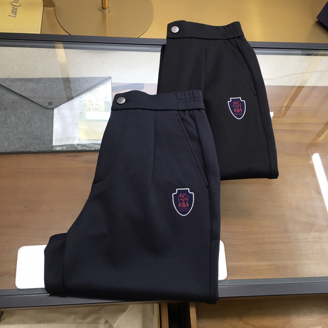 NO:546201,New counter product [BC] 25 autumn and winter new BC classic embroidered logo business casual trousers, versatile iron-free air-layer casual trousers for men. Shared by top domestic sales channels, Italian top luxury brand Brunello Cuci*elli, is known as a low-key and luxurious 'real luxury in the clothing industry'. The minimalist and atmospheric design presents the brand's luxury temperament style, a must-have for urban handsome men!  All BC clothing uses the top-notch fabrics in the clothing industry today, and the unique traditional handicrafts in Italy make the brand known as 'the real luxury in the clothing industry'. Each piece of clothing will be checked at least 6 times inside and outside before it is released to ensure that all quality can reach the level of Brunello Cuci*elli. BC’s things are undoubtedly the best choice in any aspect. They must have styles, the upper body effect, tailoring, design and design, and they are lasting. The aristocratic aura of the upper body cannot be replaced and they are very classy!  The iconic embroidery logo is embellished without too much modification, and the texture is extremely perfect. It uses high-needle and high-density air-layer fabric, which has a perfect touch and a perfect touch. It is super comfortable and pleasant to wear with close body. The texture distinguishes the space cotton fabric, and the overall wiring workmanship is very clear and meticulous!  A high-end fashion product that can be distinguished by the naked eye!  Size M-3XL Color Black Navy M Waist 72-82 Hip circumference 108 Trouser length 102 L Waist circumference 76-86 Hip circumference 112 Trouser length 103 XL Waist circumference 80-90 Hip circumference 116 Trouser length 104 2XL Waist circumference 84-94 Hip circumference 120 Trouser length 105 3XL Waist circumference 88-98 Hip circumference 124 Trouser length 106 Size Recommended size M Waist circumference 130 catties, L Waist circumference 130-145 catties, XL Waist circumference 145-160 kg, XL Waist circumference 160-175 kg, 2XL Waist circumference 175-185 kg, 3XL Waist circumference 88-98 Hip circumference 124 Trouser length 106 Size Recommended size M Waist circumference 130 kg, L Waist circumference 130-145 catties, XL Waist circumference 145-160 catties, XL Waist circumference 160-175 kg, 2XL Waist circumference 175-185 catties, 3XL Waist circumference , brunello cucinelli, alexander wang19860909专柜新品【BC】 25秋冬新款BC经典刺绣标识商务休闲西裤,男士百搭免烫空气层休闲裤.顶级内销渠道分享,意大利顶级奢侈品牌Brunello Cuci*elli,被誉为低调奢华的 “服装界真正的奢侈品”.极简大气的设计,呈现出品牌的奢华气质范儿,都市型男必备！ BC所有服饰均选用现今服装界最顶级的面料,加上意大利得天独厚的传统手工艺使得该品牌又有 “服装界真正的奢侈品” 之美誉.每件服饰在面世前至少会被里里外外检查6遍以上,以保证所有的品质都能达到Brunello Cuci*elli 的级别.BC的东西无论是哪个方面无疑都是最好的选择,要款式有款式,要上身效果有效果,要剪裁有剪裁,要设计有设计,而且经久不衰,上身的贵族气场无法替代,并且很有档次！ 标志性刺绣logo点缀,无过多修饰,质感完美至极.采用高针高密空气层面料,触肤感完美,贴身穿做超级舒适宜人,质感区分太空棉质面料,整体走线做工非常明朗缜密！肉眼可辨的高端的时尚产物！尺码M-3XL 颜色黑色 藏青色 M码 腰围72-82 臀围108 裤长102 L码 腰围76-86 臀围112 裤长103 XL码腰围80-90 臀围116 裤长104 2XL码 腰围84-94 臀围120 裤长105 3XL码 腰围88-98 臀围124 裤长106 尺码推荐 130斤以内穿M码,130-145斤穿L码,145-160斤穿XL码,160-175斤穿2XL码,175-185斤穿3XL码,,brunello cucinelli,alexander wang,Men's clothing