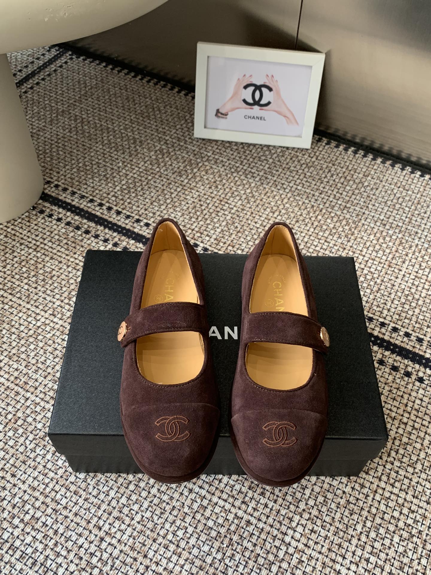 NO:511678,Chanel new autumn and winter wool single shoes, high-version shipment, round square head design cute, comfortable and warm, imported Yangjing upper, sheepskin footbed, Italian leather sole, Size35-41 (customized for 40 and 41, no return or exchange), fur shoes, chanel, sheepskin, sheep, Leather soles19860909Chanel新款秋冬羊毛单鞋 高版本出货 圆方头设计呆萌可爱 上脚舒适暖和 进口羊京鞋面 羊皮垫脚内里 意大利真皮大底 Size35-41（40、41定做不退换）,毛毛鞋,chanel,sheepskin,sheep,Leather soles,Women's Shoes