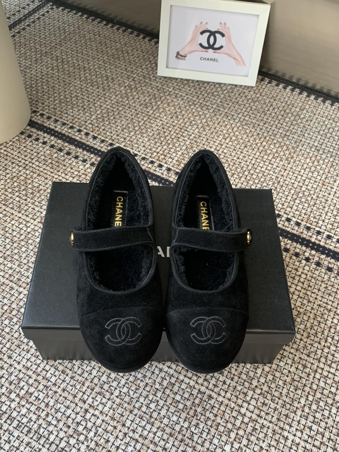 NO:511666,Chanel new autumn and winter fur sandals, super comfortable and age-reducing, versatile style, original imported sheepskin/beef reverse velvet upper, imported sheepskin lining, Italian genuine leather soles, Size35-39 (40 41 customized), fur shoes, chanel, sandals, sheepskin, Leather soles19860909Chanel新款秋冬毛毛凉鞋 上脚超舒服特减龄 百搭气质款 原版进口羊皮/牛反绒鞋面 进口羊皮内里 意大利真皮大底 Size35-39（40 41订做）,毛毛鞋,chanel,sandals,sheepskin,Leather soles,Women's Shoes