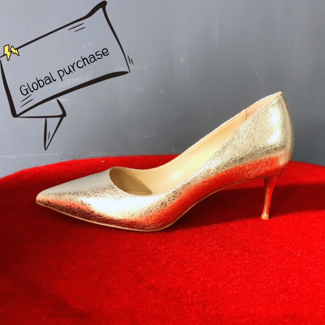 NO:337427,High-end custom classic series!  H7Cm, size 35-42.. genuine leather sole. Customized model. No return or exchange.-002 gold and water drop leather. Standard European code Reference:-002 Color:gold Material:patent Lining:goat leather Heel height:7Cm Sole:leather sole Size:EUR 34-42 (US 4-11):,,christian louboutin,Leather soles19860909高端订制 精典款系列！ H7Cm,尺码35-42码..真皮大底.订制款.不退不换.-002金水珠皮. 标准欧码 Reference:-002 Color:gold Material:patent Lining:goat leather Heel heigh:7Cm Sole:leather sole Size:EUR 34－42（US 4一11) :,,christian louboutin,Leather soles,Women's Shoes