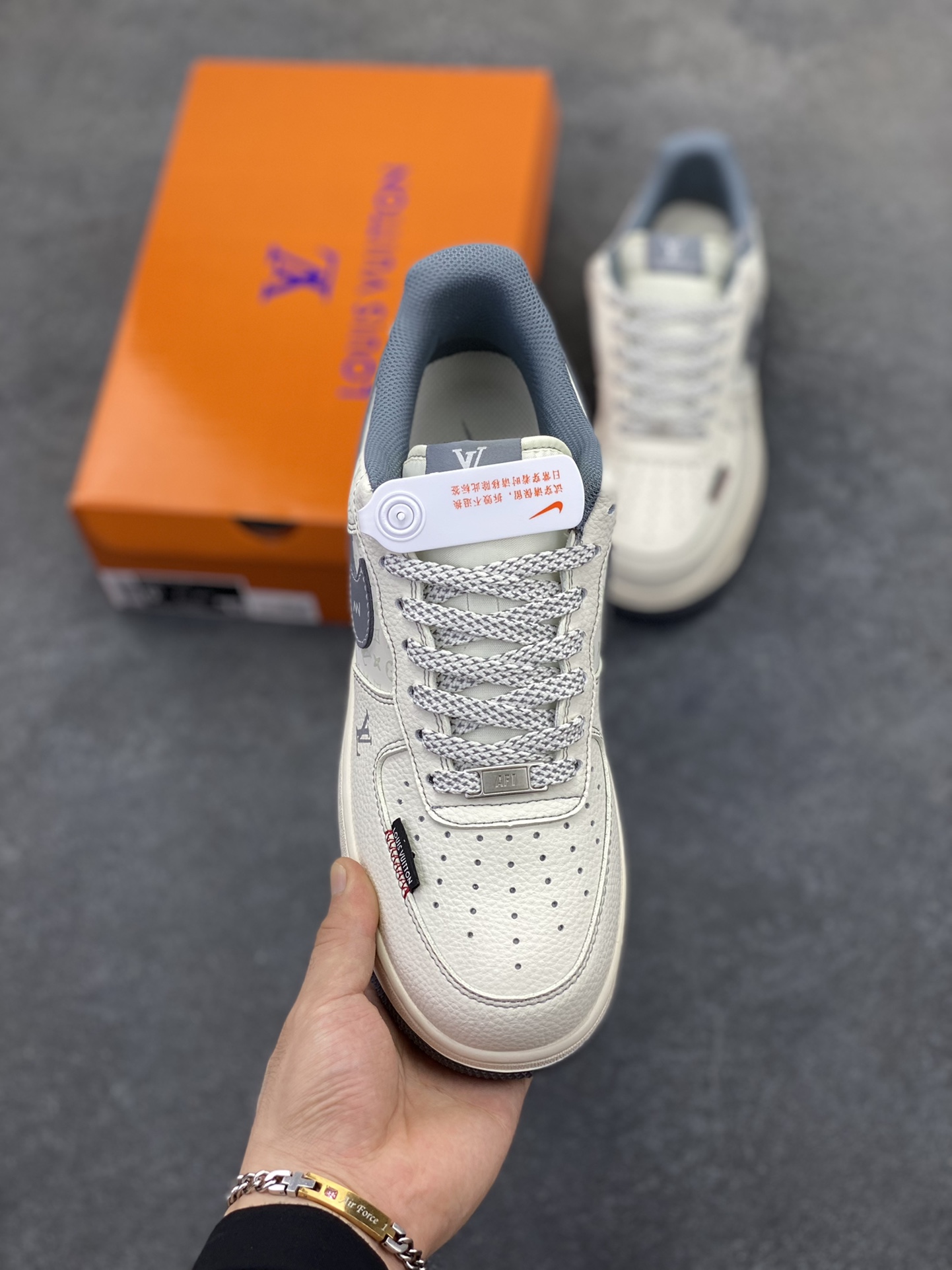 图片[2]-NIke Air Force 1 \’07 Low “LV联名——米黑织标”空军一号 低帮 运动鞋 休闲鞋 折边针车 工艺难度大 原楦头原纸板 原装鞋盒 定制五金配件 内置全掌气垫 原厂鞋底 货号：CX5050-Y08 尺码：36 36.5 37.5 38 38.5 39 40 40.5 41 42 42.5 43 44 44.5 45-选品中心