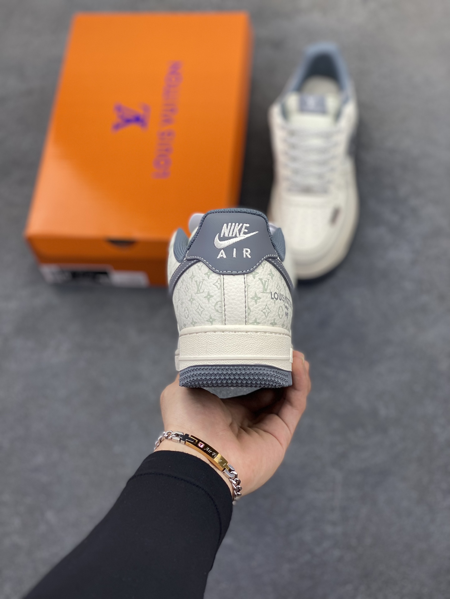 图片[4]-NIke Air Force 1 \’07 Low “LV联名——米黑织标”空军一号 低帮 运动鞋 休闲鞋 折边针车 工艺难度大 原楦头原纸板 原装鞋盒 定制五金配件 内置全掌气垫 原厂鞋底 货号：CX5050-Y08 尺码：36 36.5 37.5 38 38.5 39 40 40.5 41 42 42.5 43 44 44.5 45-选品中心