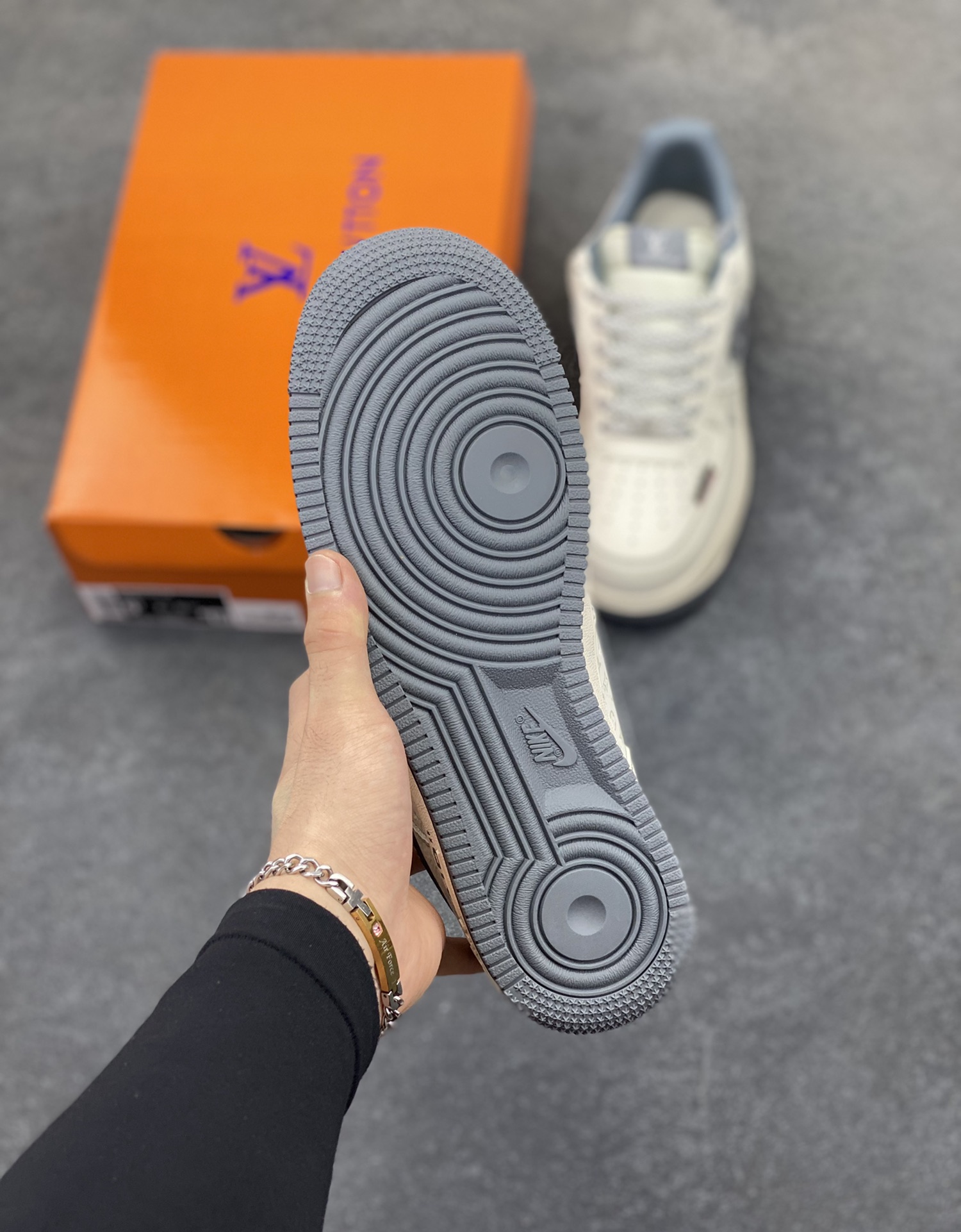 图片[5]-NIke Air Force 1 \’07 Low “LV联名——米黑织标”空军一号 低帮 运动鞋 休闲鞋 折边针车 工艺难度大 原楦头原纸板 原装鞋盒 定制五金配件 内置全掌气垫 原厂鞋底 货号：CX5050-Y08 尺码：36 36.5 37.5 38 38.5 39 40 40.5 41 42 42.5 43 44 44.5 45-选品中心