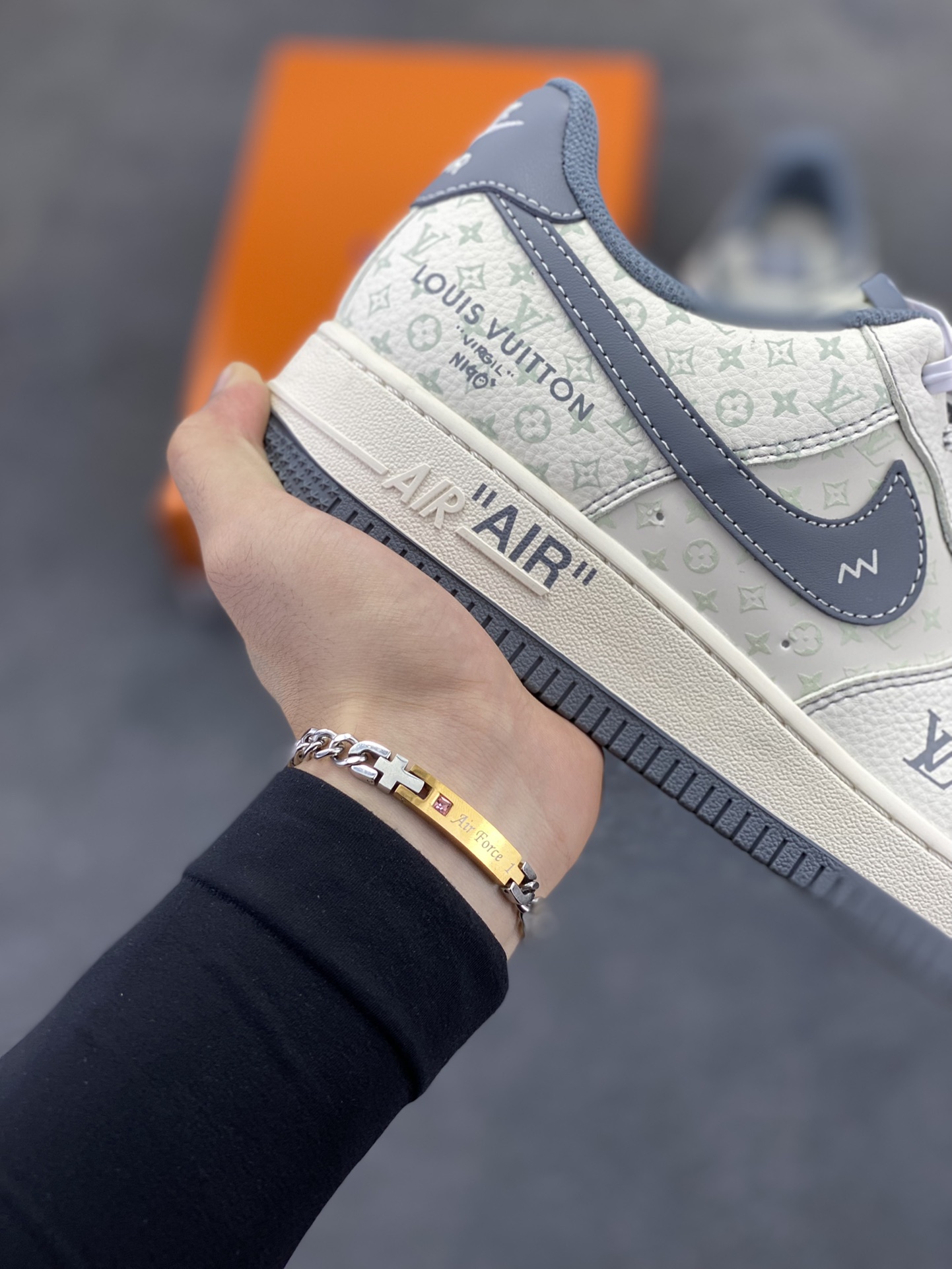 图片[6]-NIke Air Force 1 \’07 Low “LV联名——米黑织标”空军一号 低帮 运动鞋 休闲鞋 折边针车 工艺难度大 原楦头原纸板 原装鞋盒 定制五金配件 内置全掌气垫 原厂鞋底 货号：CX5050-Y08 尺码：36 36.5 37.5 38 38.5 39 40 40.5 41 42 42.5 43 44 44.5 45-选品中心