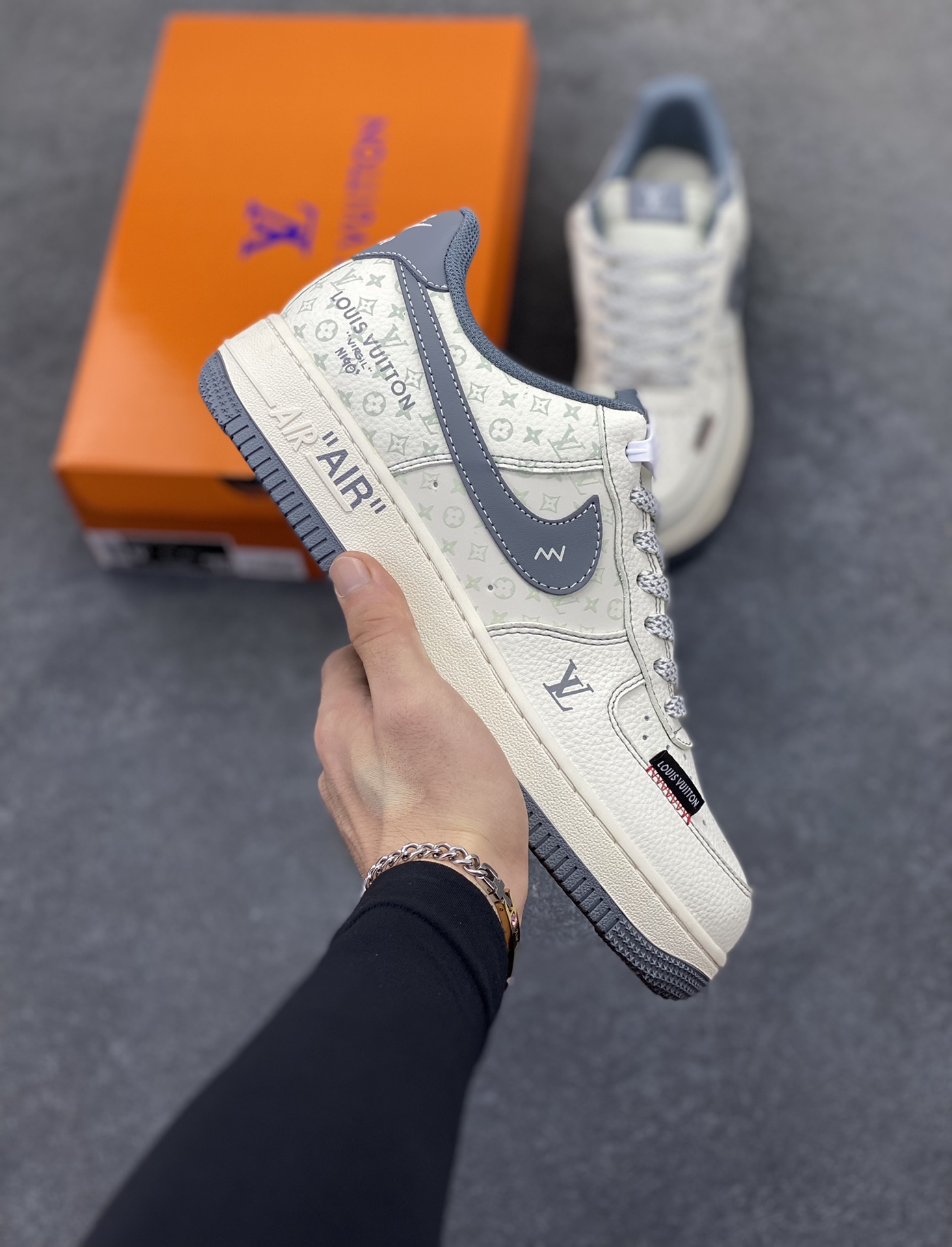 NIke Air Force 1 \'07 Low “LV联名——米黑织标”空军一号 低帮 运动鞋 休闲鞋 折边针车 工艺难度大 原楦头原纸板 原装鞋盒 定制五金配件 内置全掌气垫 原厂鞋底 货号：CX5050-Y08 尺码：36 36.5 37.5 38 38.5 39 40 40.5 41 42 42.5 43 44 44.5 45-选品中心