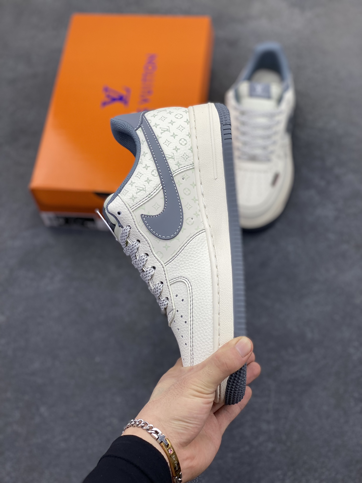 图片[3]-NIke Air Force 1 \’07 Low “LV联名——米黑织标”空军一号 低帮 运动鞋 休闲鞋 折边针车 工艺难度大 原楦头原纸板 原装鞋盒 定制五金配件 内置全掌气垫 原厂鞋底 货号：CX5050-Y08 尺码：36 36.5 37.5 38 38.5 39 40 40.5 41 42 42.5 43 44 44.5 45-选品中心