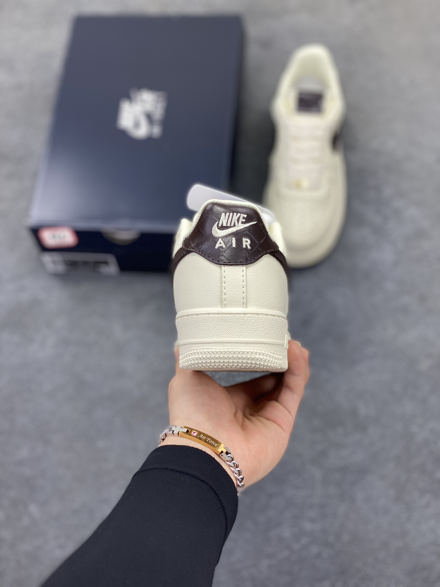 图片[4]-Nike Air Force 1 Low 奶油黄 空军一号低帮运动休闲板鞋 原楦头原纸板 打造纯正空军版型 专注外贸渠道 全掌内置蜂窝气垫 原盒配件 原厂中底钢印、拉帮完美 货号：IH7332-001 尺码：36 36.5 37.5 38 38.5 39 40 40.5 41 42 42.5 43 44 44.5 45-选品中心