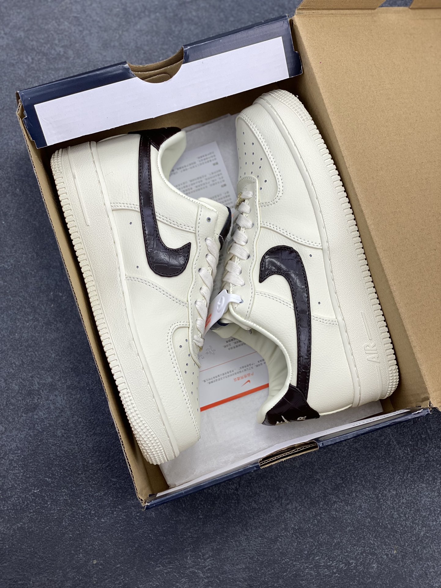 图片[9]-Nike Air Force 1 Low 奶油黄 空军一号低帮运动休闲板鞋 原楦头原纸板 打造纯正空军版型 专注外贸渠道 全掌内置蜂窝气垫 原盒配件 原厂中底钢印、拉帮完美 货号：IH7332-001 尺码：36 36.5 37.5 38 38.5 39 40 40.5 41 42 42.5 43 44 44.5 45-选品中心