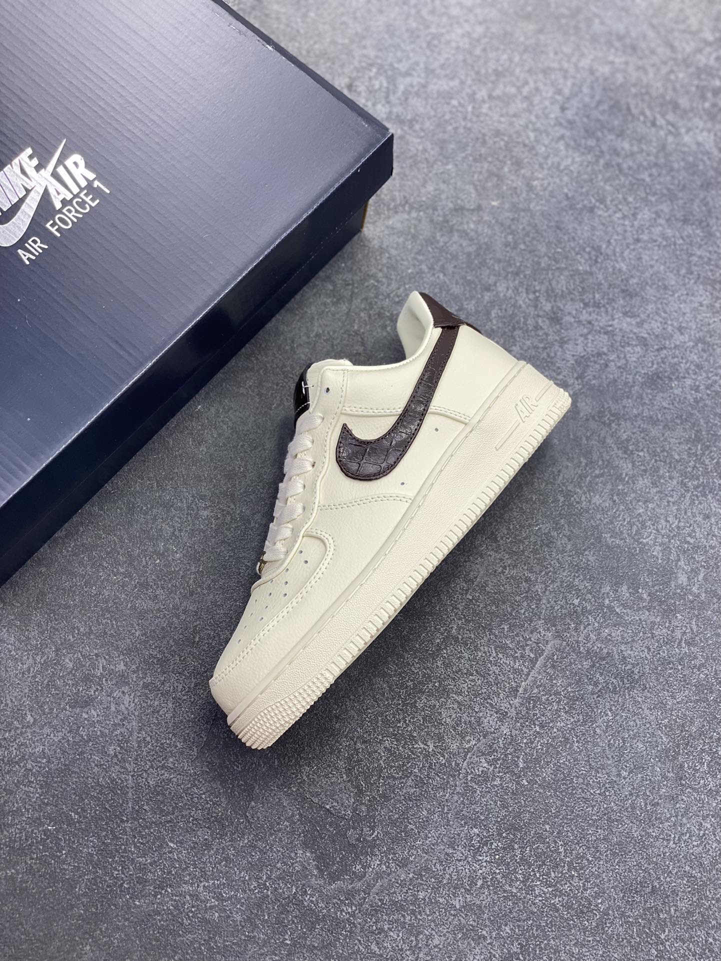 图片[7]-Nike Air Force 1 Low 奶油黄 空军一号低帮运动休闲板鞋 原楦头原纸板 打造纯正空军版型 专注外贸渠道 全掌内置蜂窝气垫 原盒配件 原厂中底钢印、拉帮完美 货号：IH7332-001 尺码：36 36.5 37.5 38 38.5 39 40 40.5 41 42 42.5 43 44 44.5 45-选品中心