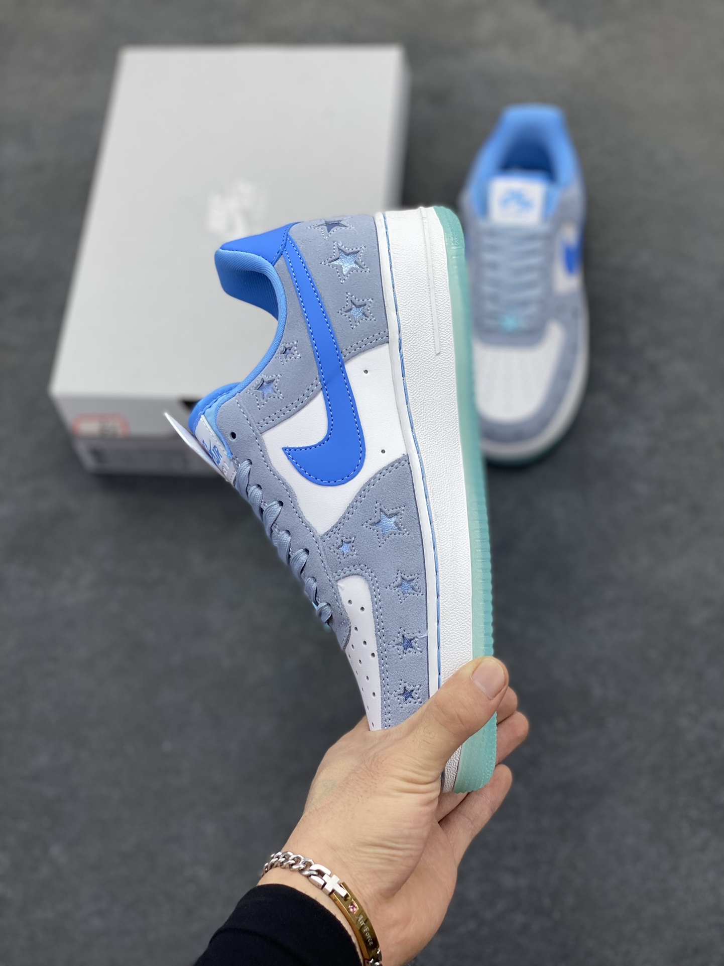 图片[3]-Nike Air Force 1 Low 翻毛星星蓝 原楦头原纸板 打造纯正空军版型 专注外贸渠道 全掌内置蜂窝气垫 原盒配件 原厂中底钢印、拉帮完美 货号：HQ8051-400 尺码：36 36.5 37.5 38 38.5 39 40 40.5 41 42 42.5 43 44 44.5 45-选品中心