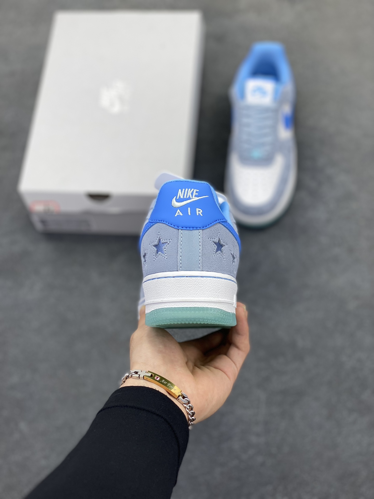 图片[4]-Nike Air Force 1 Low 翻毛星星蓝 原楦头原纸板 打造纯正空军版型 专注外贸渠道 全掌内置蜂窝气垫 原盒配件 原厂中底钢印、拉帮完美 货号：HQ8051-400 尺码：36 36.5 37.5 38 38.5 39 40 40.5 41 42 42.5 43 44 44.5 45-选品中心