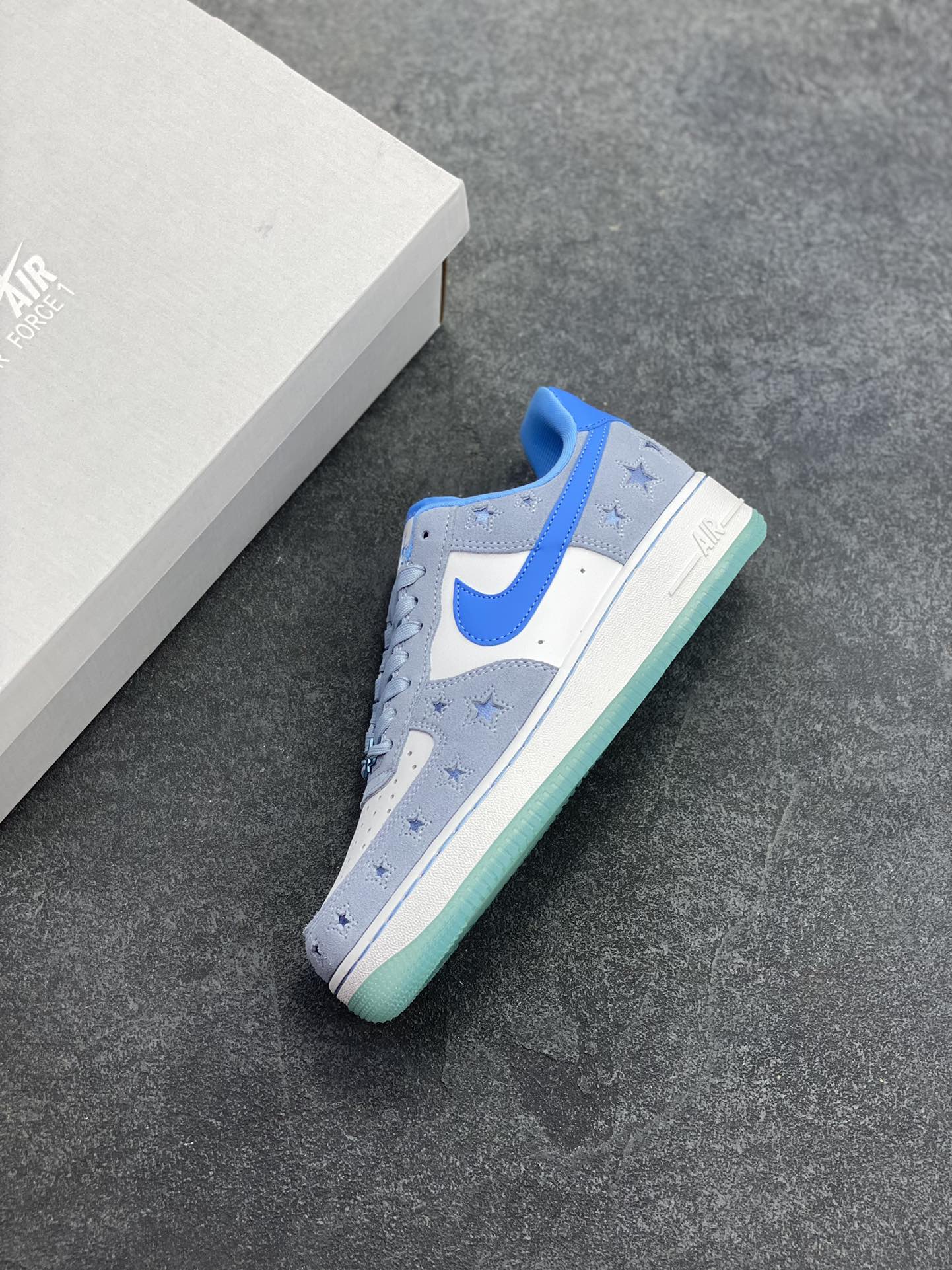 图片[7]-Nike Air Force 1 Low 翻毛星星蓝 原楦头原纸板 打造纯正空军版型 专注外贸渠道 全掌内置蜂窝气垫 原盒配件 原厂中底钢印、拉帮完美 货号：HQ8051-400 尺码：36 36.5 37.5 38 38.5 39 40 40.5 41 42 42.5 43 44 44.5 45-选品中心
