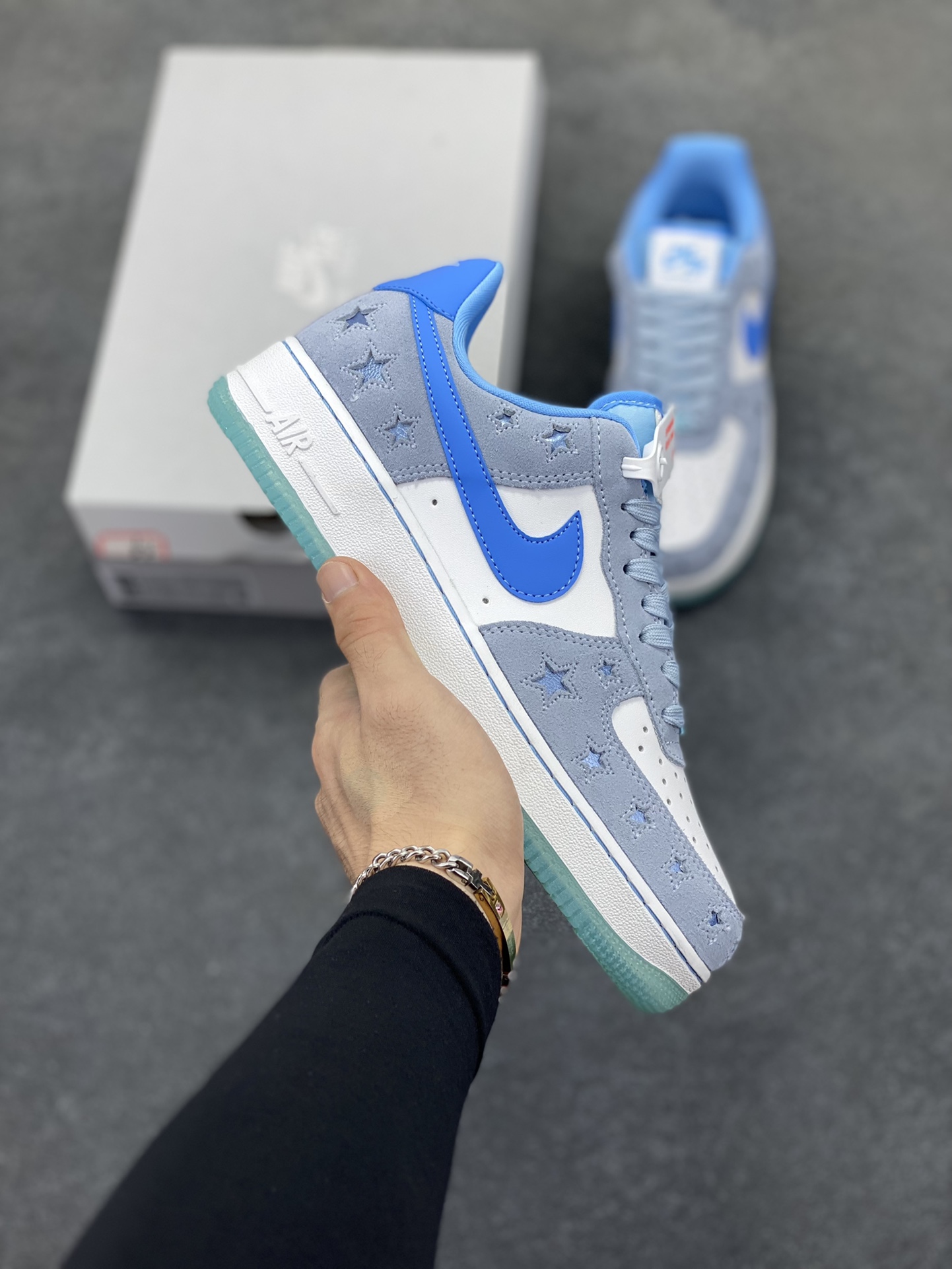 Nike Air Force 1 Low 翻毛星星蓝 原楦头原纸板 打造纯正空军版型 专注外贸渠道 全掌内置蜂窝气垫 原盒配件 原厂中底钢印、拉帮完美 货号：HQ8051-400 尺码：36 36.5 37.5 38 38.5 39 40 40.5 41 42 42.5 43 44 44.5 45-选品中心
