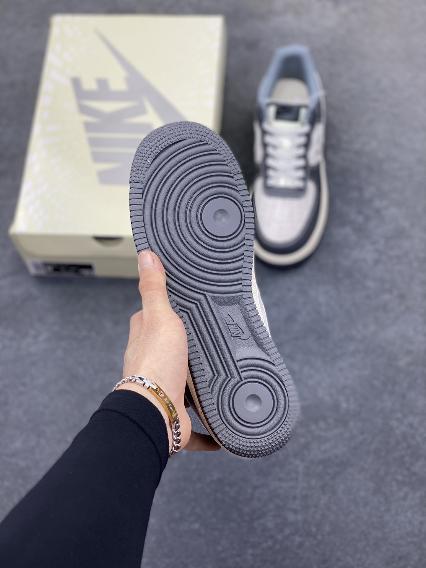 图片[5]-NIke Air Force 1 \’07 Low “NILE联名——米白灰红”空军一号 低帮 运动鞋 休闲鞋 折边针车 工艺难度大 原楦头原纸板 原装鞋盒 定制五金配件 内置全掌气垫 原厂鞋底 货号：HS8068-048 尺码：36 36.5 37.5 38 38.5 39 40 40.5 41 42 42.5 43 44 44.5 45-选品中心