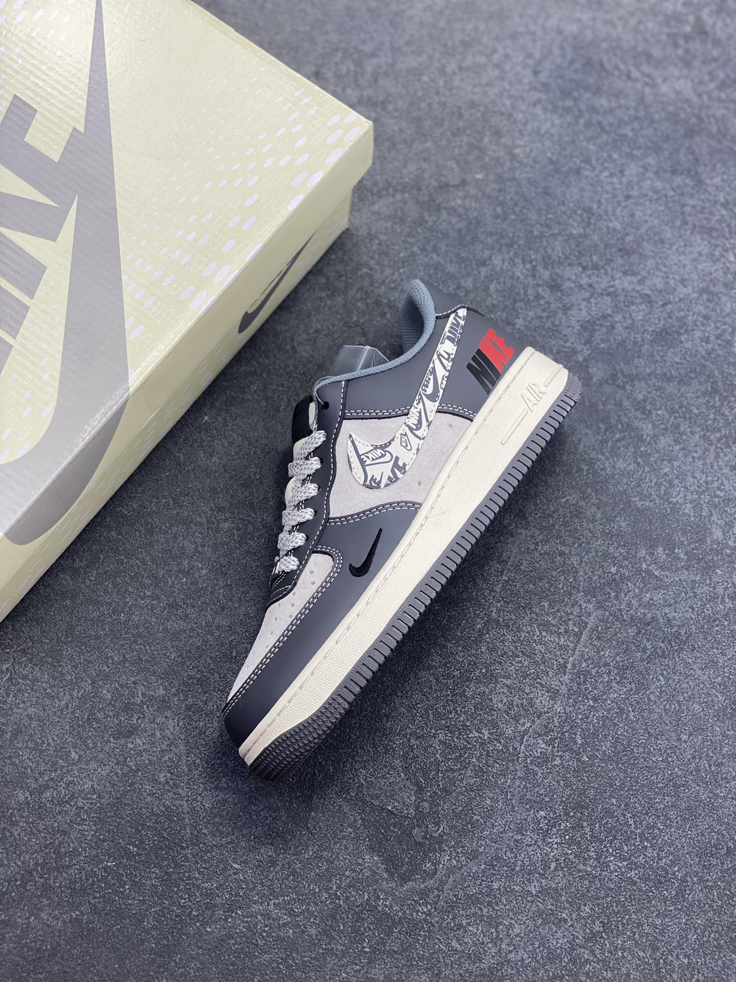 图片[7]-NIke Air Force 1 \’07 Low “NILE联名——米白灰红”空军一号 低帮 运动鞋 休闲鞋 折边针车 工艺难度大 原楦头原纸板 原装鞋盒 定制五金配件 内置全掌气垫 原厂鞋底 货号：HS8068-048 尺码：36 36.5 37.5 38 38.5 39 40 40.5 41 42 42.5 43 44 44.5 45-选品中心