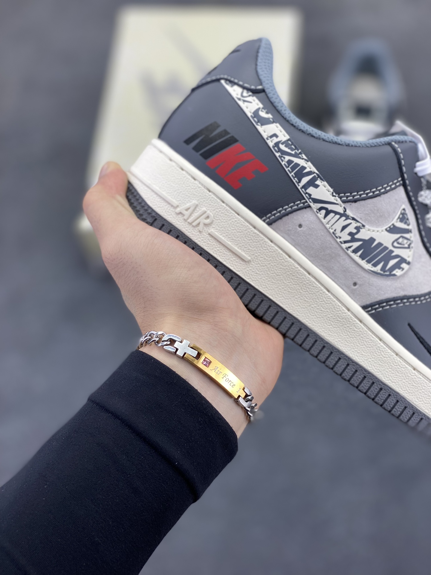 图片[6]-NIke Air Force 1 \’07 Low “NILE联名——米白灰红”空军一号 低帮 运动鞋 休闲鞋 折边针车 工艺难度大 原楦头原纸板 原装鞋盒 定制五金配件 内置全掌气垫 原厂鞋底 货号：HS8068-048 尺码：36 36.5 37.5 38 38.5 39 40 40.5 41 42 42.5 43 44 44.5 45-选品中心