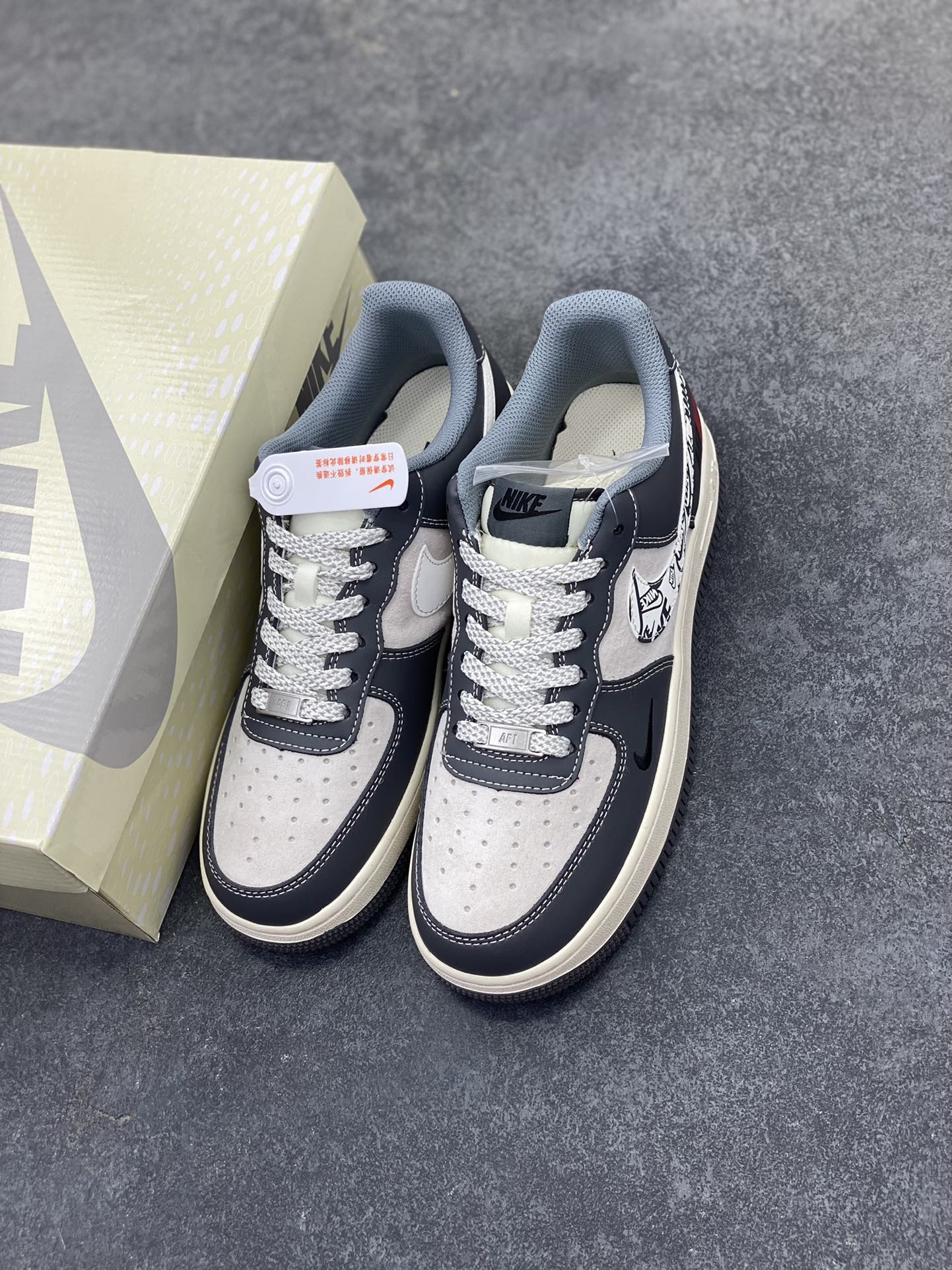 图片[8]-NIke Air Force 1 \’07 Low “NILE联名——米白灰红”空军一号 低帮 运动鞋 休闲鞋 折边针车 工艺难度大 原楦头原纸板 原装鞋盒 定制五金配件 内置全掌气垫 原厂鞋底 货号：HS8068-048 尺码：36 36.5 37.5 38 38.5 39 40 40.5 41 42 42.5 43 44 44.5 45-选品中心