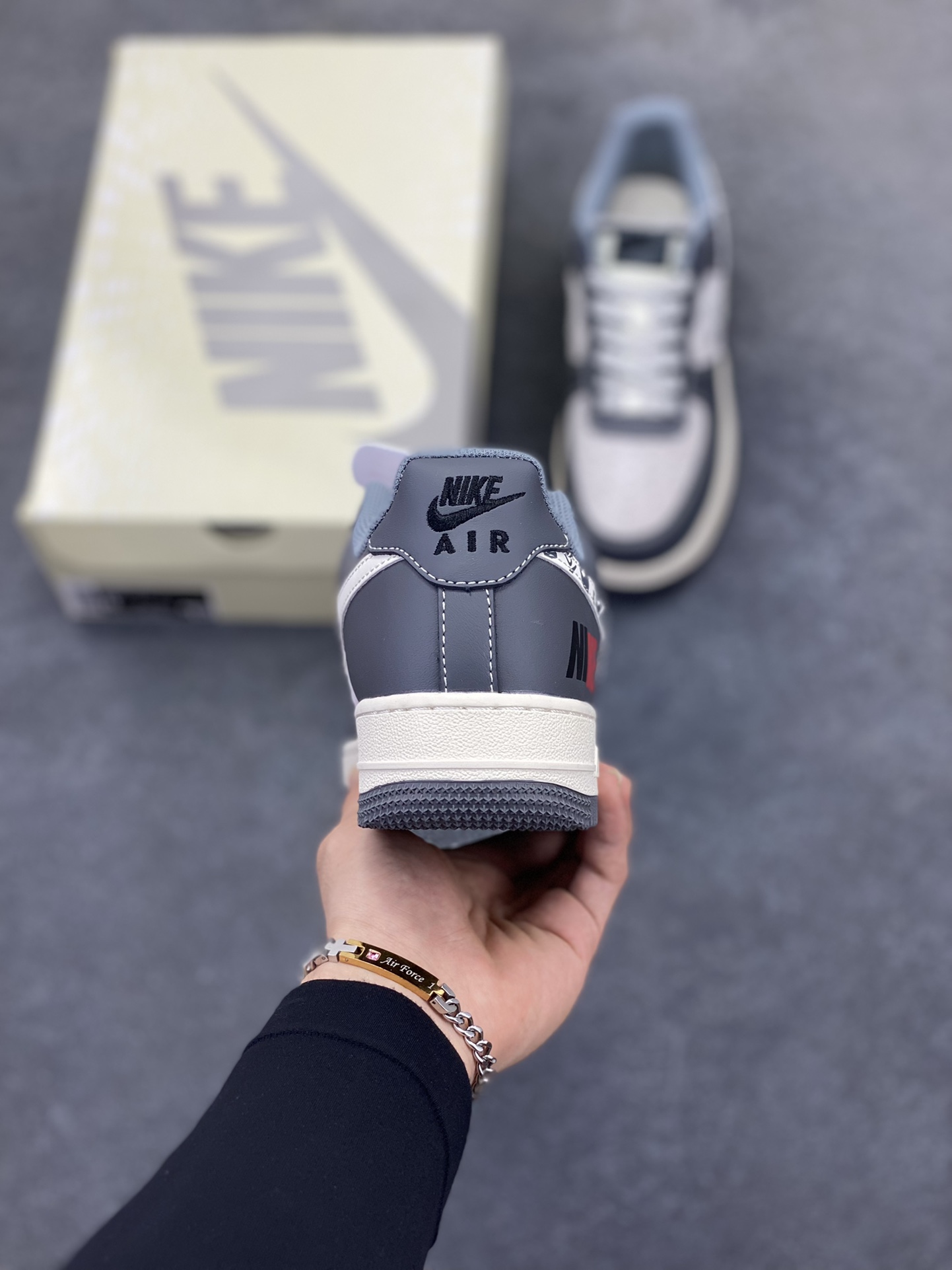 图片[4]-NIke Air Force 1 \’07 Low “NILE联名——米白灰红”空军一号 低帮 运动鞋 休闲鞋 折边针车 工艺难度大 原楦头原纸板 原装鞋盒 定制五金配件 内置全掌气垫 原厂鞋底 货号：HS8068-048 尺码：36 36.5 37.5 38 38.5 39 40 40.5 41 42 42.5 43 44 44.5 45-选品中心