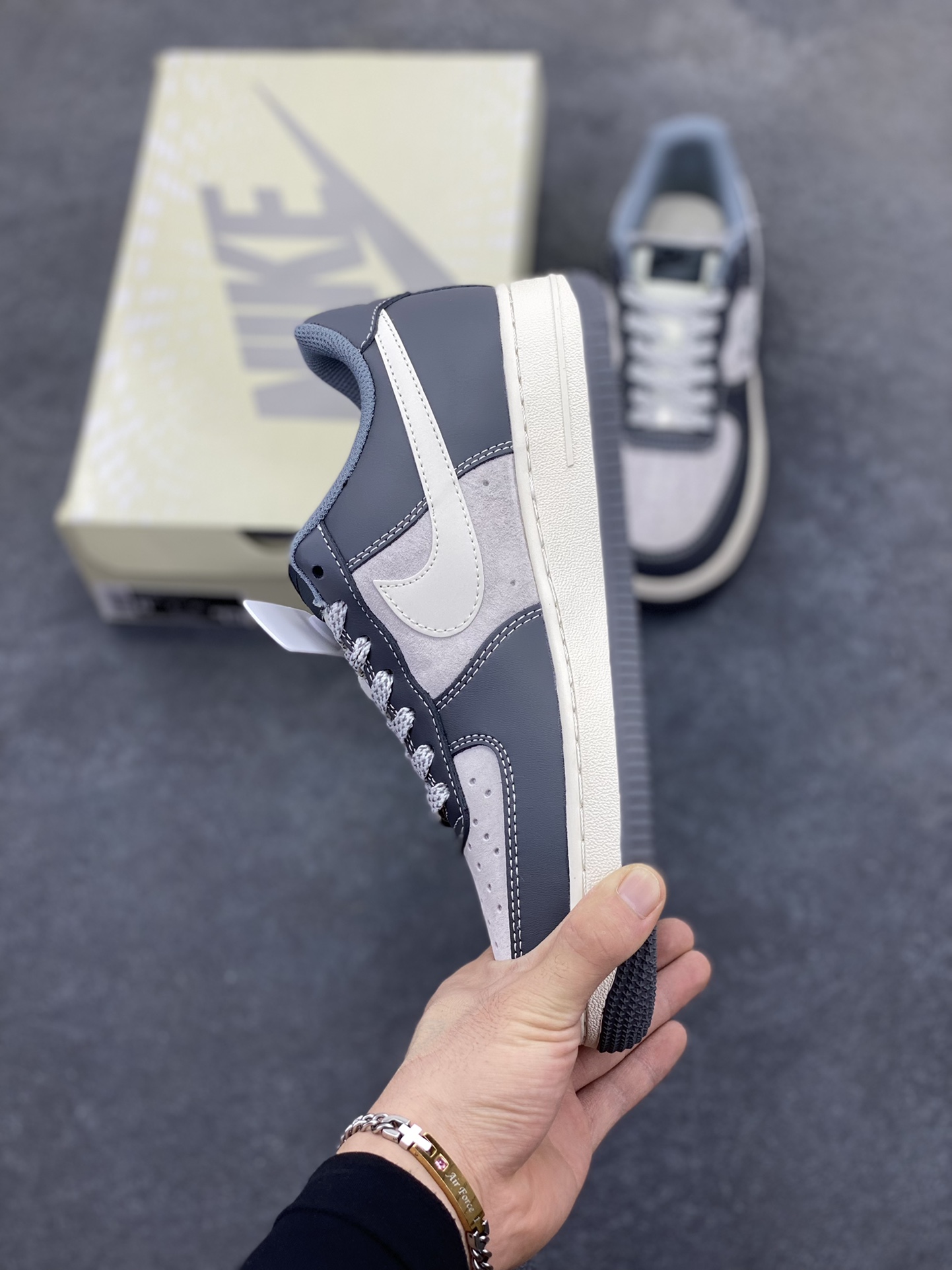 图片[3]-NIke Air Force 1 \’07 Low “NILE联名——米白灰红”空军一号 低帮 运动鞋 休闲鞋 折边针车 工艺难度大 原楦头原纸板 原装鞋盒 定制五金配件 内置全掌气垫 原厂鞋底 货号：HS8068-048 尺码：36 36.5 37.5 38 38.5 39 40 40.5 41 42 42.5 43 44 44.5 45-选品中心