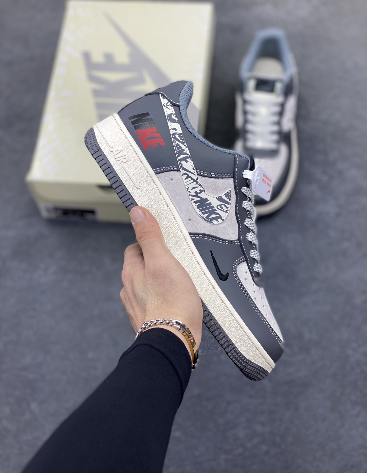 NIke Air Force 1 \'07 Low “NILE联名——米白灰红”空军一号 低帮 运动鞋 休闲鞋 折边针车 工艺难度大 原楦头原纸板 原装鞋盒 定制五金配件 内置全掌气垫 原厂鞋底 货号：HS8068-048 尺码：36 36.5 37.5 38 38.5 39 40 40.5 41 42 42.5 43 44 44.5 45-选品中心