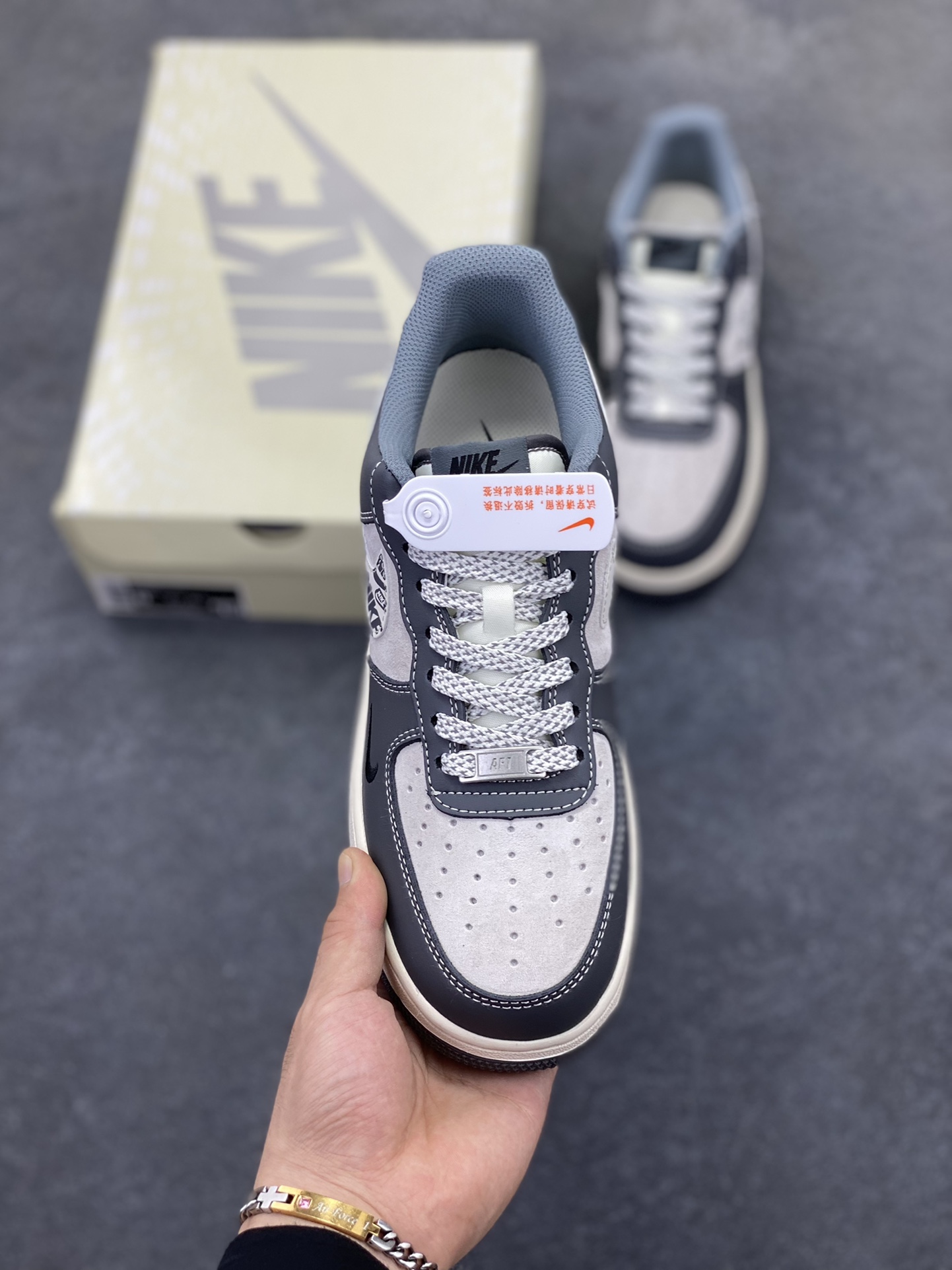 图片[2]-NIke Air Force 1 \’07 Low “NILE联名——米白灰红”空军一号 低帮 运动鞋 休闲鞋 折边针车 工艺难度大 原楦头原纸板 原装鞋盒 定制五金配件 内置全掌气垫 原厂鞋底 货号：HS8068-048 尺码：36 36.5 37.5 38 38.5 39 40 40.5 41 42 42.5 43 44 44.5 45-选品中心