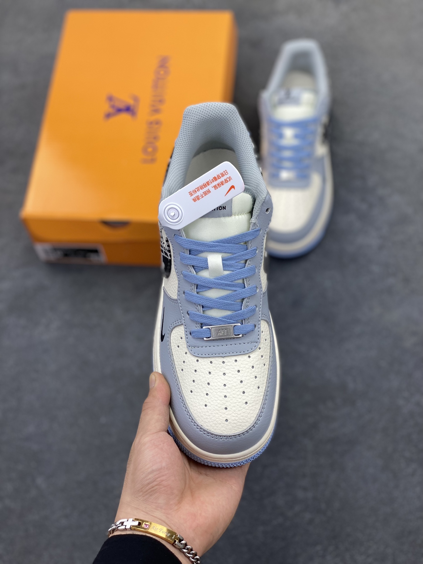 图片[2]-NIke Air Force 1 \’07 Low “LV联名——蓝白灰黑”空军一号 低帮 运动鞋 休闲鞋 折边针车 工艺难度大 原楦头原纸板 原装鞋盒 定制五金配件 内置全掌气垫 原厂鞋底 货号：HS8068-047 尺码：36 36.5 37.5 38 38.5 39 40 40.5 41 42 42.5 43 44 44.5 45-选品中心