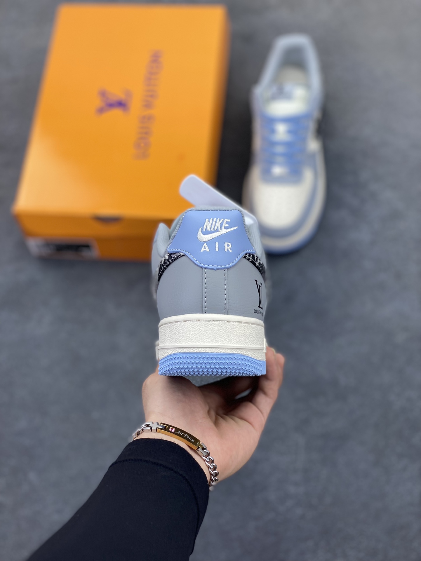 图片[4]-NIke Air Force 1 \’07 Low “LV联名——蓝白灰黑”空军一号 低帮 运动鞋 休闲鞋 折边针车 工艺难度大 原楦头原纸板 原装鞋盒 定制五金配件 内置全掌气垫 原厂鞋底 货号：HS8068-047 尺码：36 36.5 37.5 38 38.5 39 40 40.5 41 42 42.5 43 44 44.5 45-选品中心
