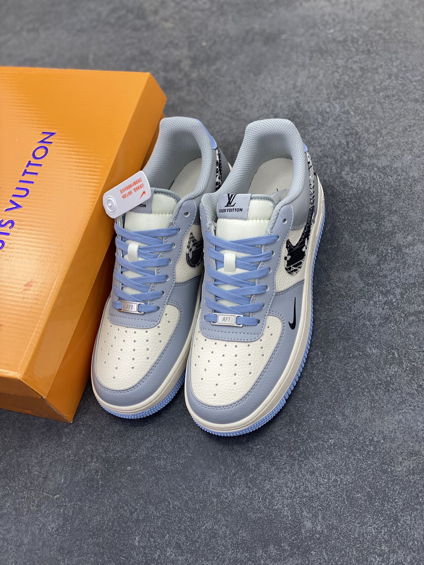 图片[8]-NIke Air Force 1 \’07 Low “LV联名——蓝白灰黑”空军一号 低帮 运动鞋 休闲鞋 折边针车 工艺难度大 原楦头原纸板 原装鞋盒 定制五金配件 内置全掌气垫 原厂鞋底 货号：HS8068-047 尺码：36 36.5 37.5 38 38.5 39 40 40.5 41 42 42.5 43 44 44.5 45-选品中心