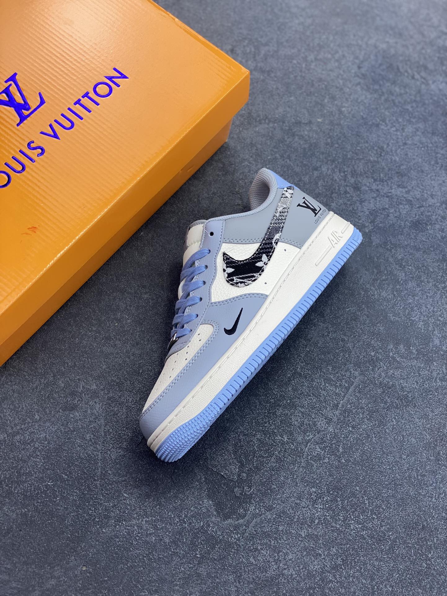 图片[7]-NIke Air Force 1 \’07 Low “LV联名——蓝白灰黑”空军一号 低帮 运动鞋 休闲鞋 折边针车 工艺难度大 原楦头原纸板 原装鞋盒 定制五金配件 内置全掌气垫 原厂鞋底 货号：HS8068-047 尺码：36 36.5 37.5 38 38.5 39 40 40.5 41 42 42.5 43 44 44.5 45-选品中心