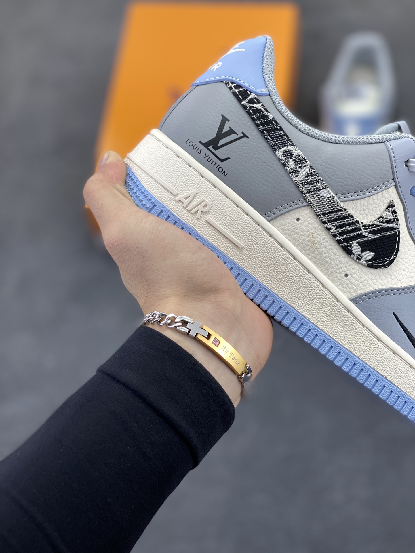 图片[6]-NIke Air Force 1 \’07 Low “LV联名——蓝白灰黑”空军一号 低帮 运动鞋 休闲鞋 折边针车 工艺难度大 原楦头原纸板 原装鞋盒 定制五金配件 内置全掌气垫 原厂鞋底 货号：HS8068-047 尺码：36 36.5 37.5 38 38.5 39 40 40.5 41 42 42.5 43 44 44.5 45-选品中心