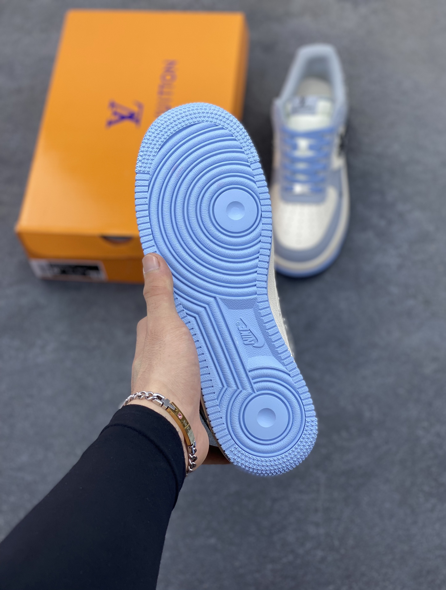 图片[5]-NIke Air Force 1 \’07 Low “LV联名——蓝白灰黑”空军一号 低帮 运动鞋 休闲鞋 折边针车 工艺难度大 原楦头原纸板 原装鞋盒 定制五金配件 内置全掌气垫 原厂鞋底 货号：HS8068-047 尺码：36 36.5 37.5 38 38.5 39 40 40.5 41 42 42.5 43 44 44.5 45-选品中心
