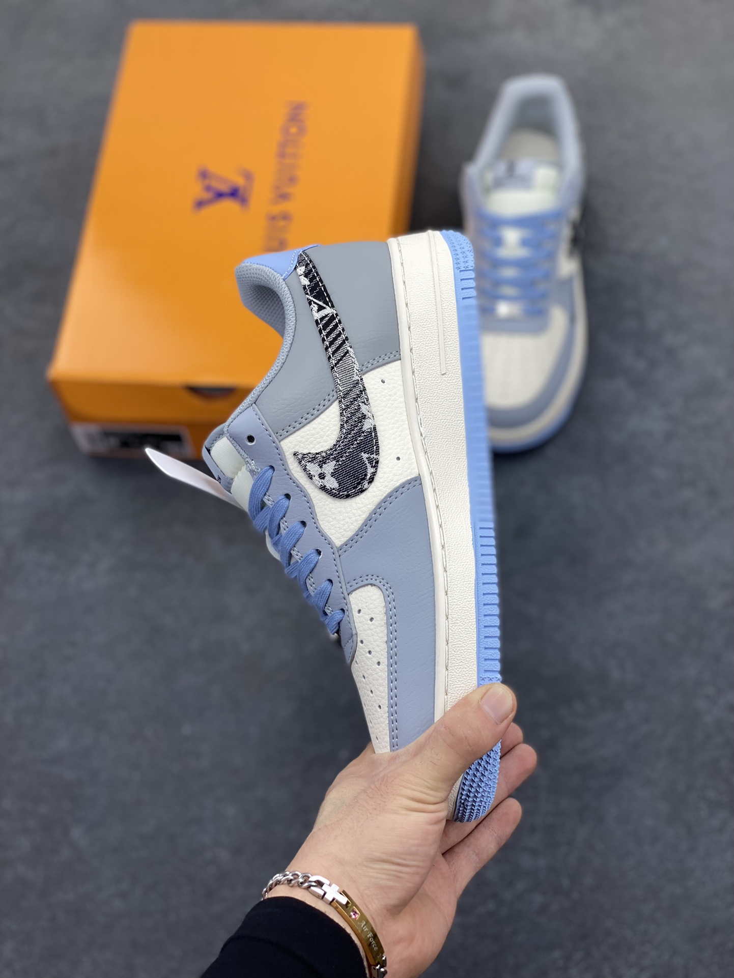 图片[3]-NIke Air Force 1 \’07 Low “LV联名——蓝白灰黑”空军一号 低帮 运动鞋 休闲鞋 折边针车 工艺难度大 原楦头原纸板 原装鞋盒 定制五金配件 内置全掌气垫 原厂鞋底 货号：HS8068-047 尺码：36 36.5 37.5 38 38.5 39 40 40.5 41 42 42.5 43 44 44.5 45-选品中心