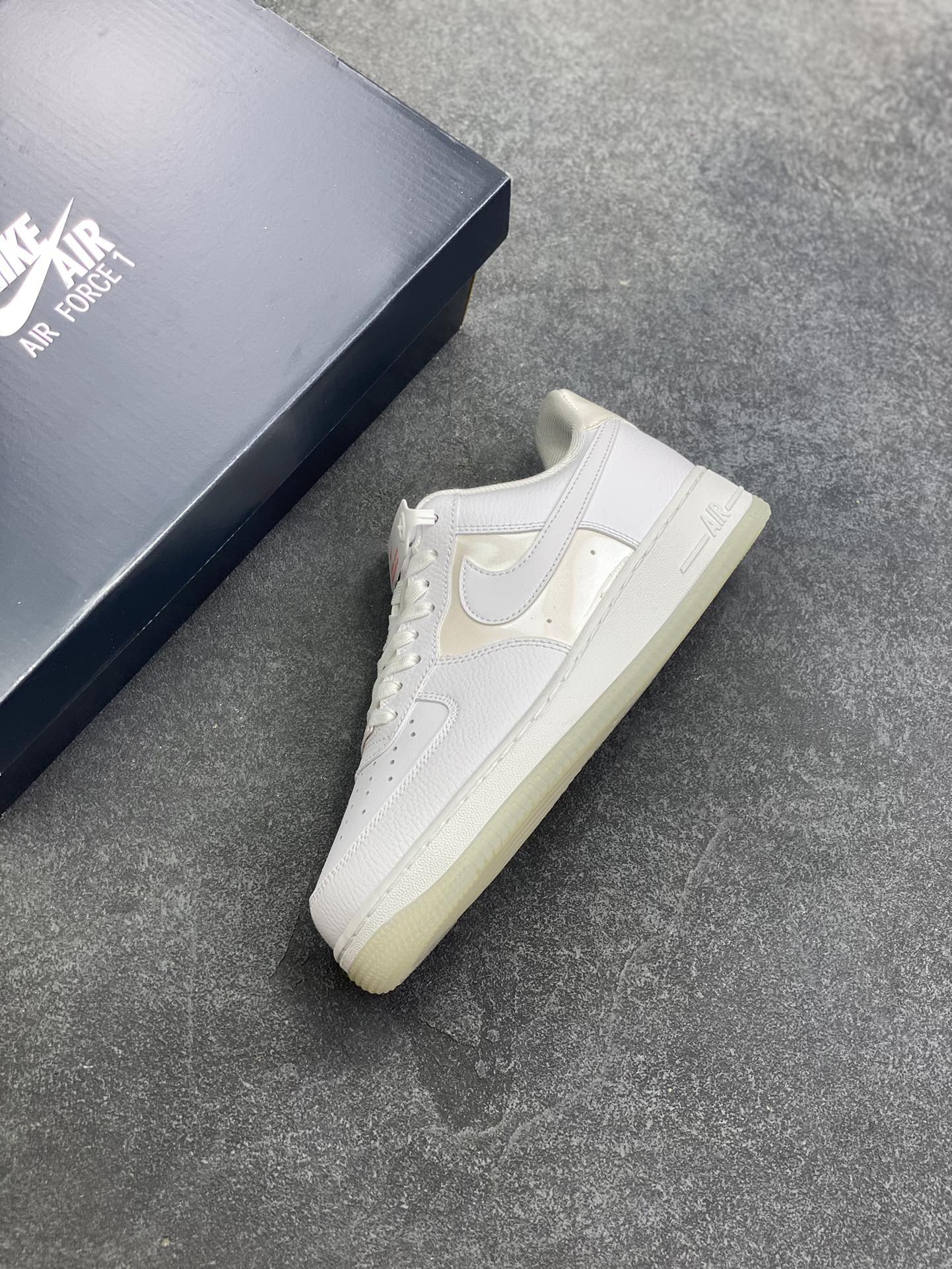 图片[7]-Nike Air Force 1 Low 葡萄水晶 空军一号低帮运动休闲板鞋 原楦头原纸板 打造纯正空军版型 专注外贸渠道 全掌内置蜂窝气垫 原盒配件 原厂中底钢印、拉帮完美 货号：IH3204-100 尺码：36 36.5 37.5 38 38.5 39 40 40.5 41 42 42.5 43 44 44.5 45-选品中心
