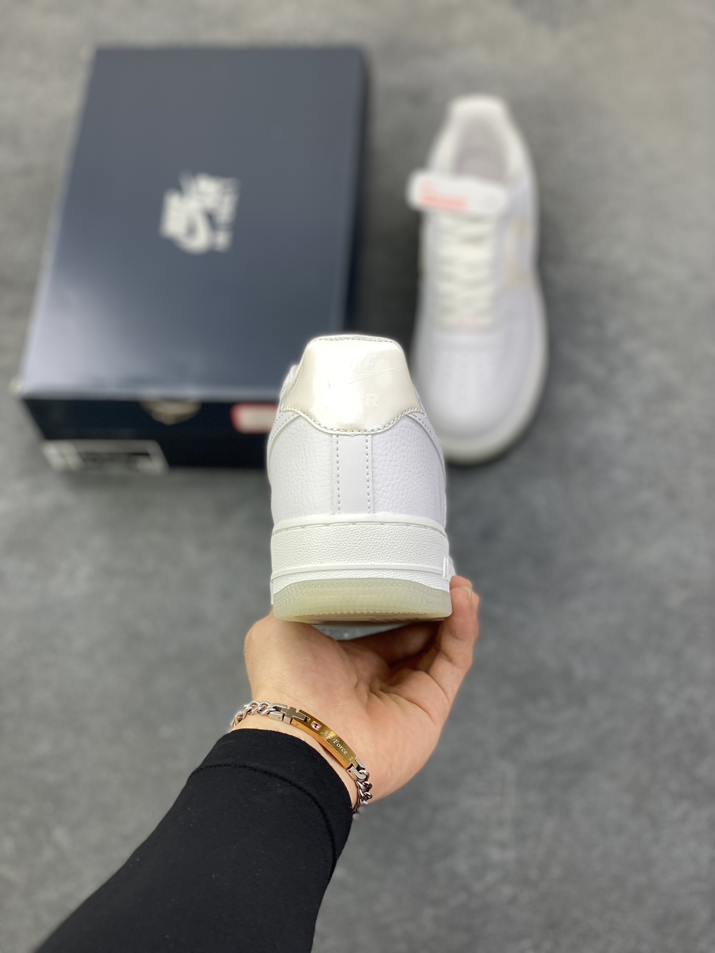图片[4]-Nike Air Force 1 Low 葡萄水晶 空军一号低帮运动休闲板鞋 原楦头原纸板 打造纯正空军版型 专注外贸渠道 全掌内置蜂窝气垫 原盒配件 原厂中底钢印、拉帮完美 货号：IH3204-100 尺码：36 36.5 37.5 38 38.5 39 40 40.5 41 42 42.5 43 44 44.5 45-选品中心