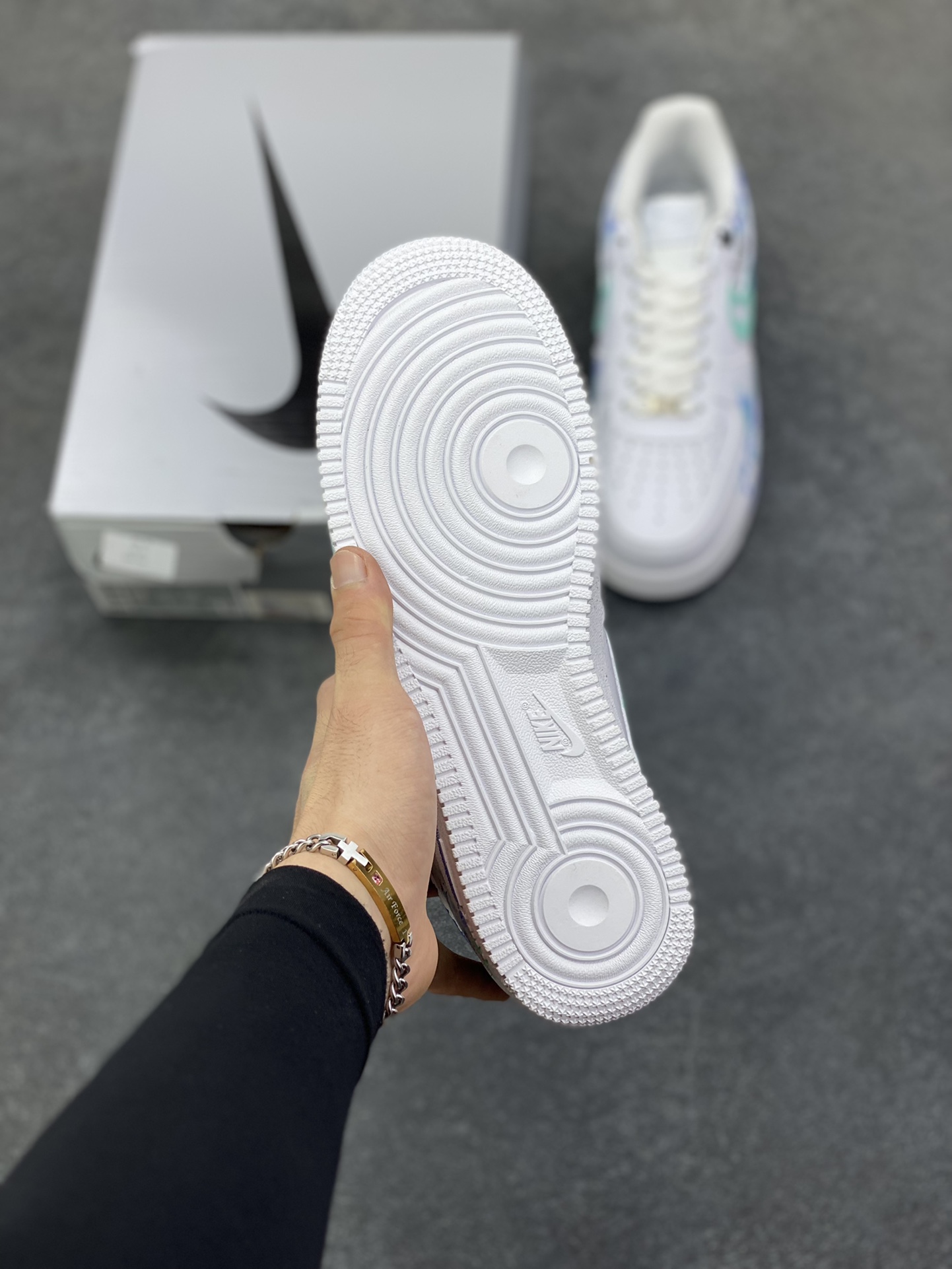图片[5]-【定制球鞋】纯手工绘画Nike Air Force 1 空军一号 手绘 蝴蝶花 蝴蝶梦幻 晕染 减震耐磨 低帮 板鞋 男女同款 白黑色折边针车 工艺难度大 原楦头原纸板 原装鞋盒 定制五金配件 内置全掌气垫 原厂鞋底 货号：CW2288-111 尺码：36 36.5 37.5 38 38.5 39 40 40.5 41 42 42.5 43 44 44.5 45-选品中心