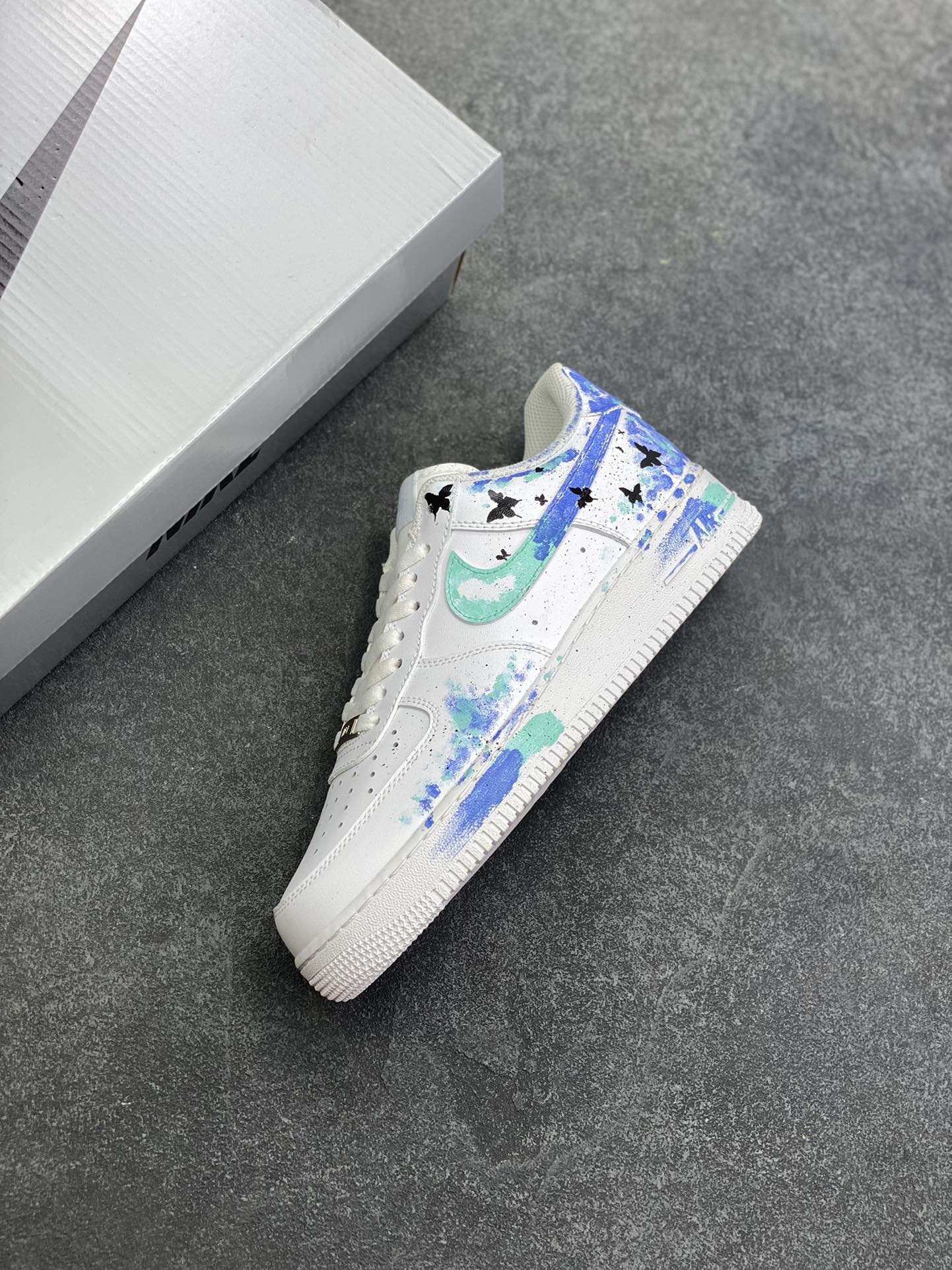图片[7]-【定制球鞋】纯手工绘画Nike Air Force 1 空军一号 手绘 蝴蝶花 蝴蝶梦幻 晕染 减震耐磨 低帮 板鞋 男女同款 白黑色折边针车 工艺难度大 原楦头原纸板 原装鞋盒 定制五金配件 内置全掌气垫 原厂鞋底 货号：CW2288-111 尺码：36 36.5 37.5 38 38.5 39 40 40.5 41 42 42.5 43 44 44.5 45-选品中心